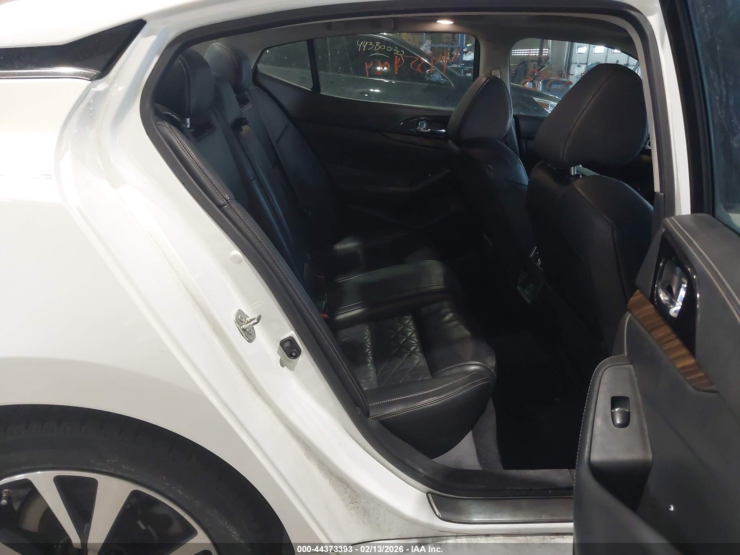 NISSAN MAXIMA image 8