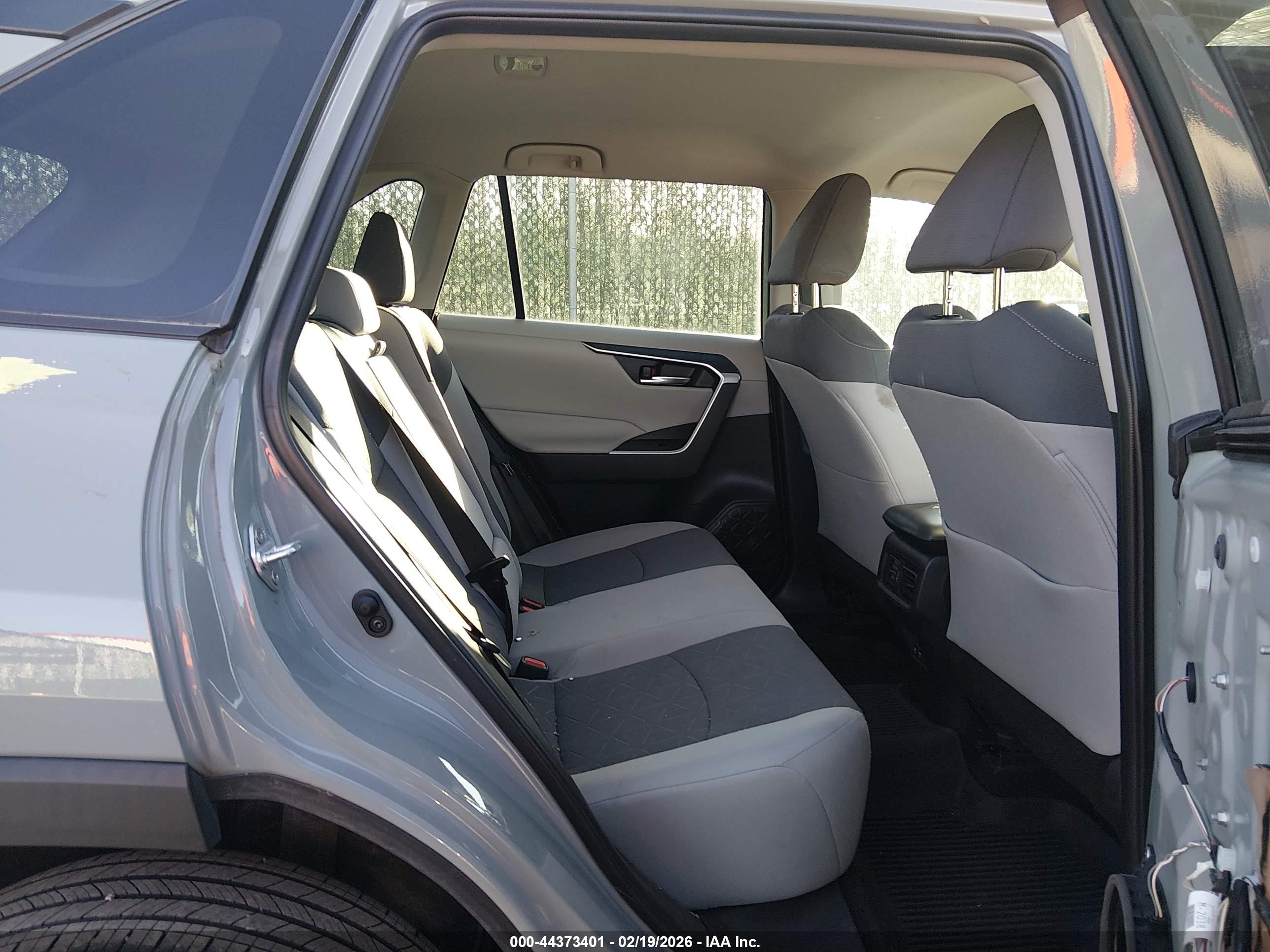 TOYOTA RAV4 image 8