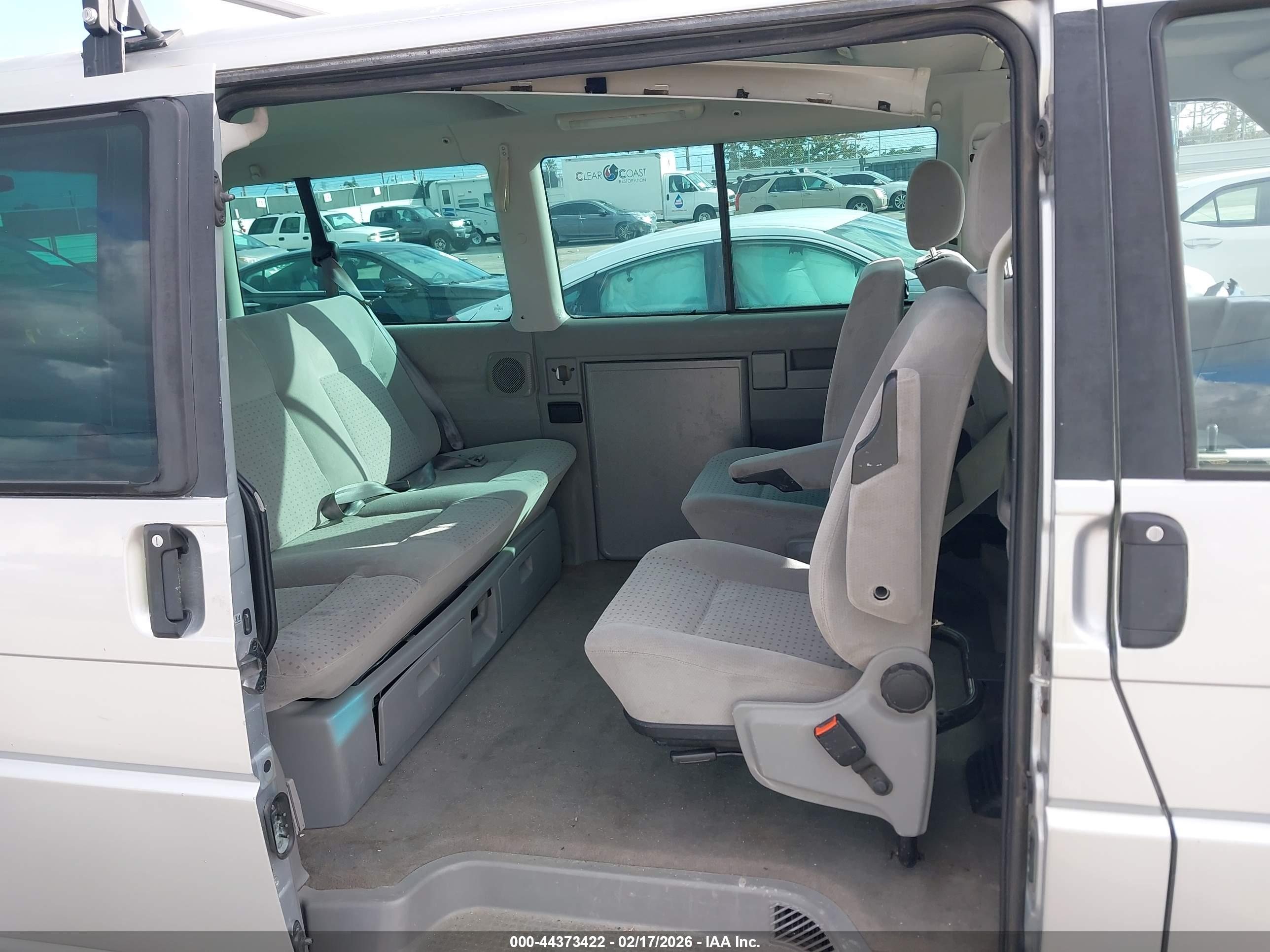 VOLKSWAGEN EUROVAN image 8