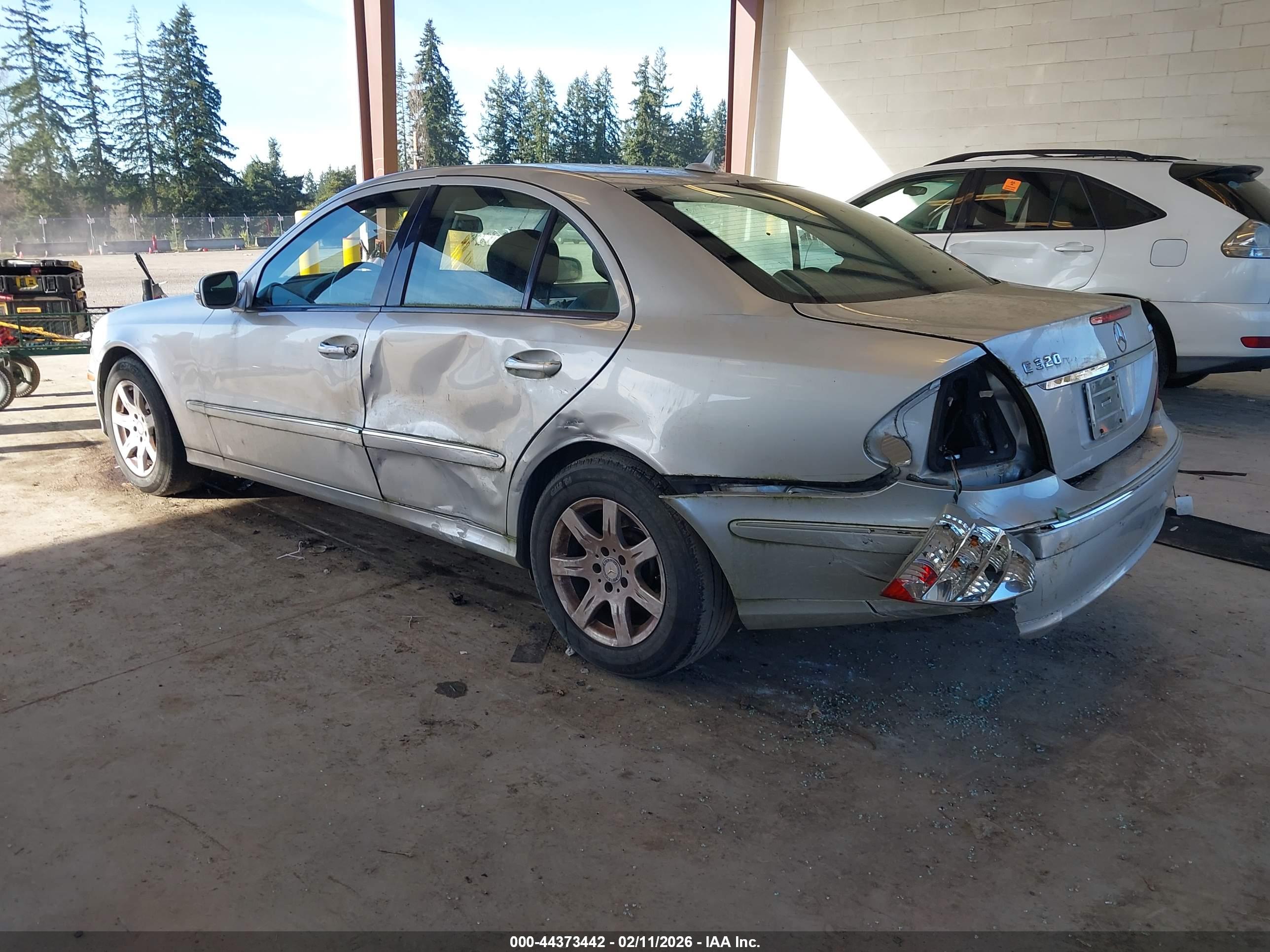 MERCEDES-BENZ E image 3