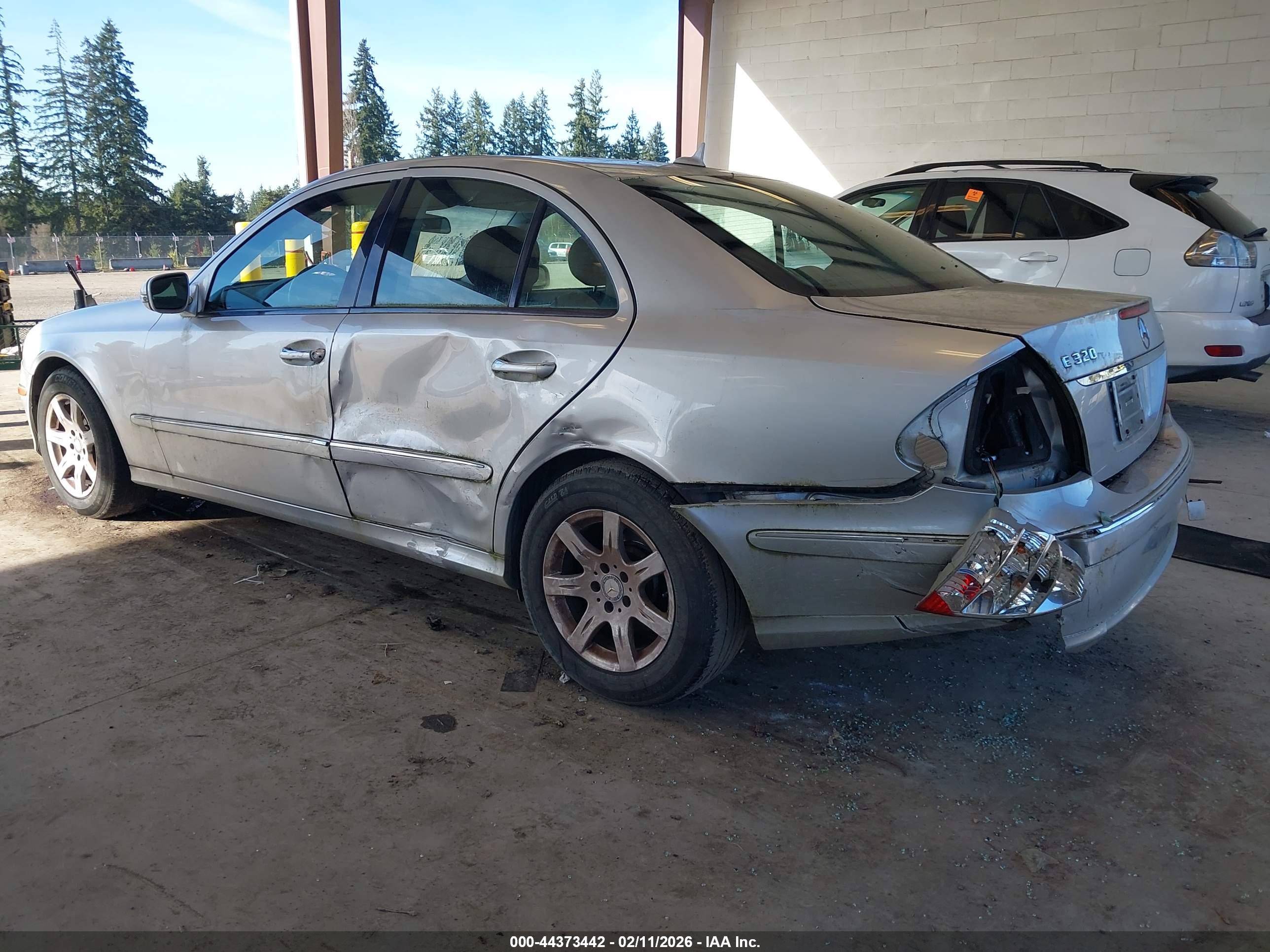 MERCEDES-BENZ E image 6