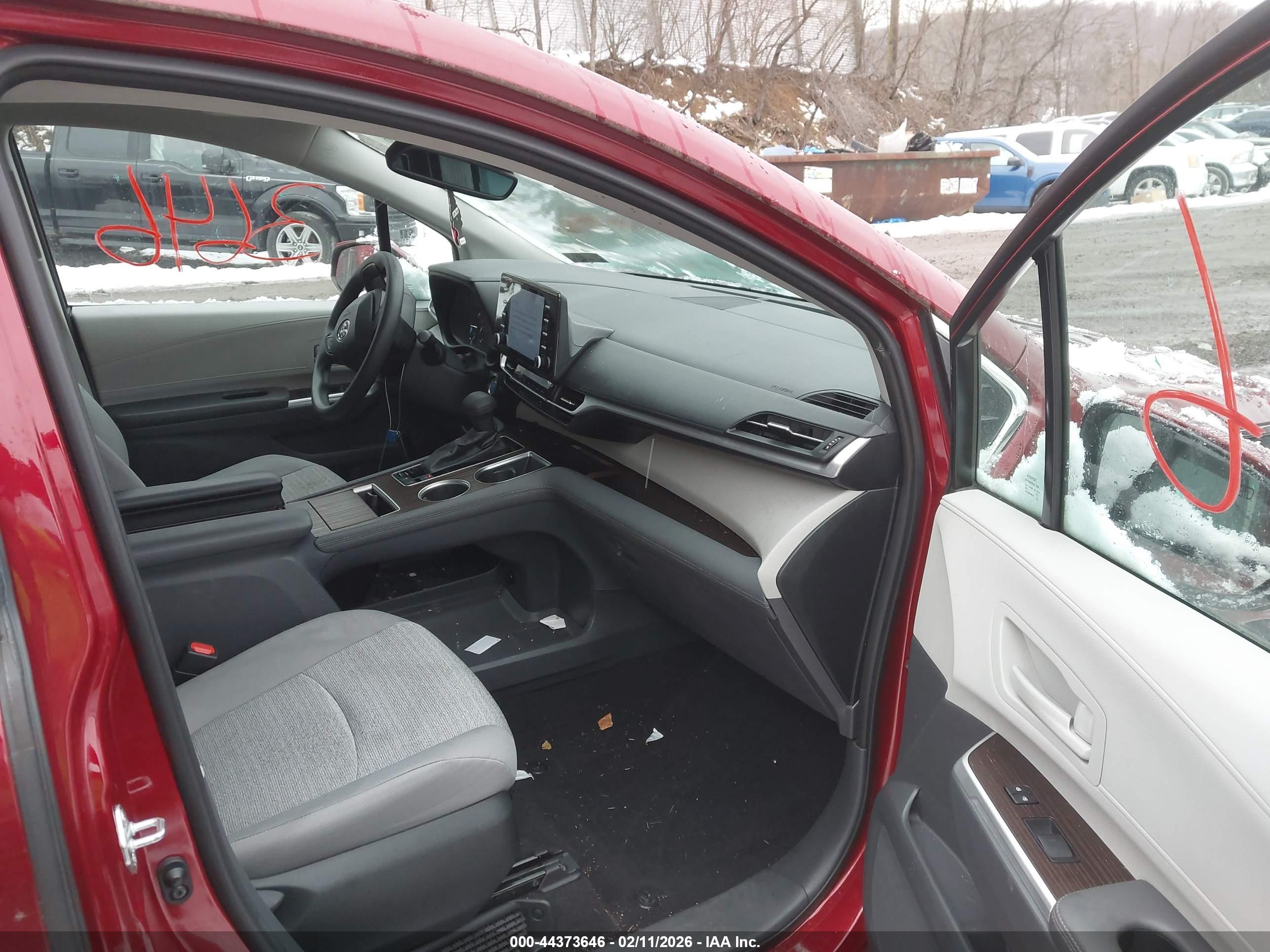 TOYOTA SIENNA image 5