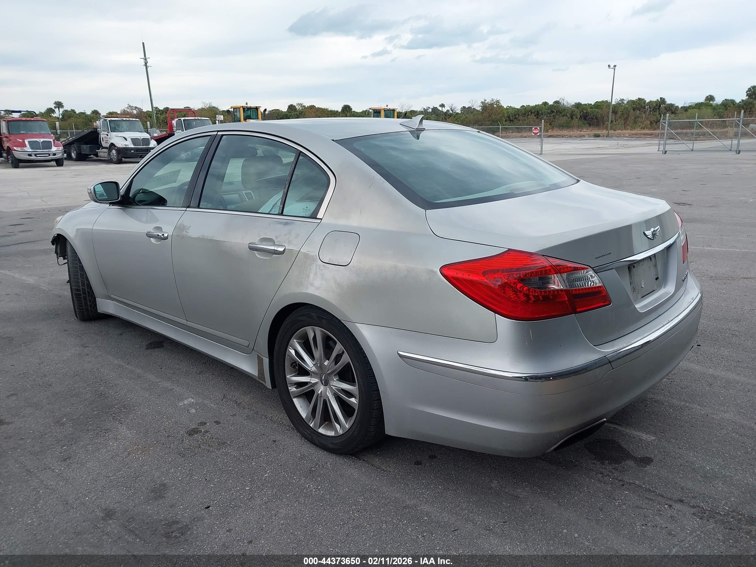 HYUNDAI GENESIS image 3