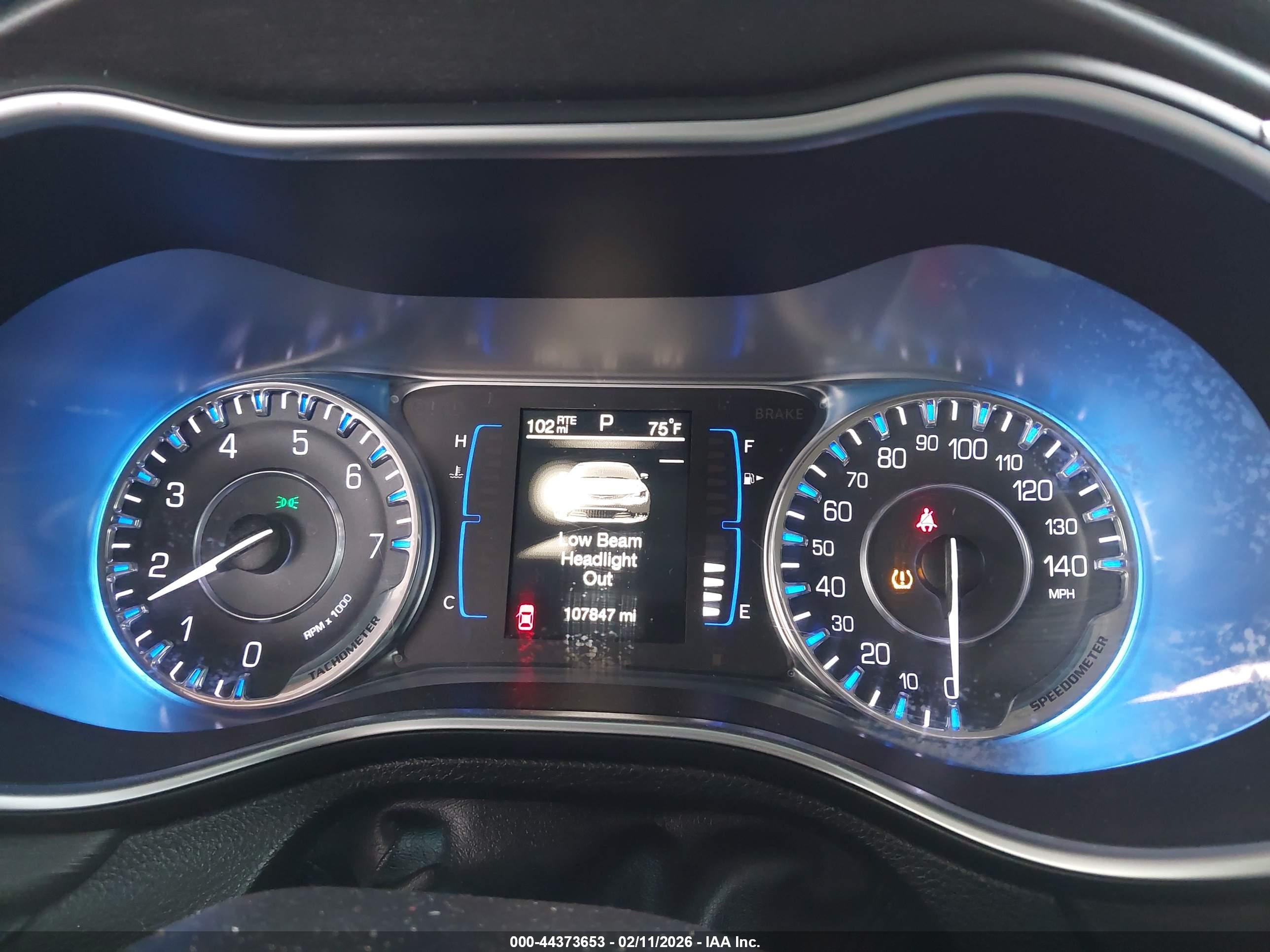 CHRYSLER 200 image 7