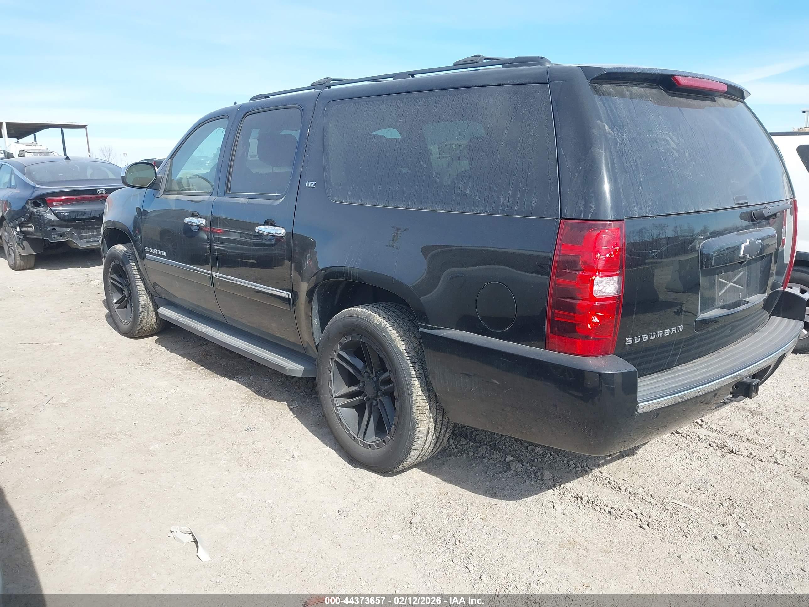CHEVROLET SUBURBAN image 3