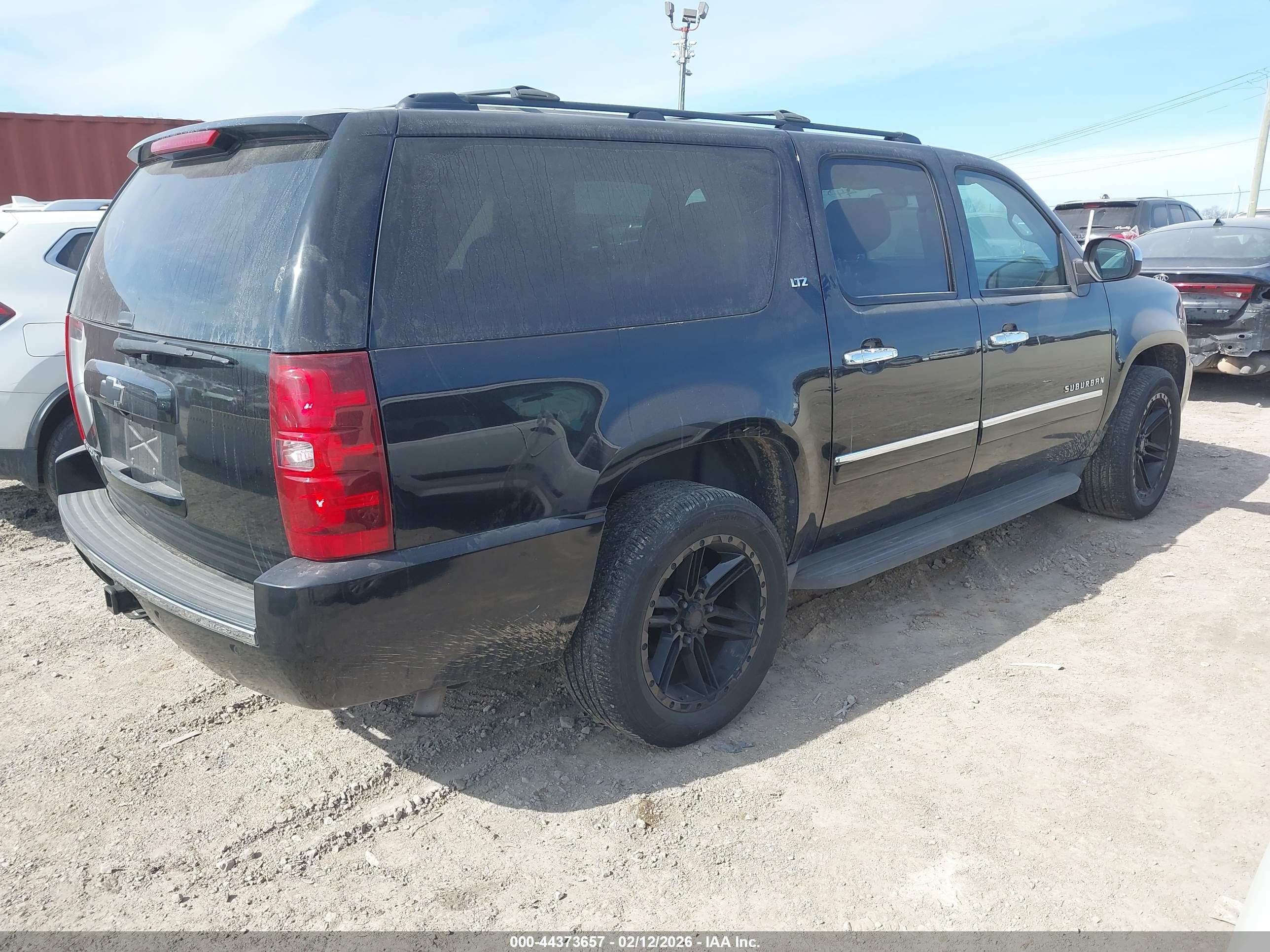 CHEVROLET SUBURBAN image 4