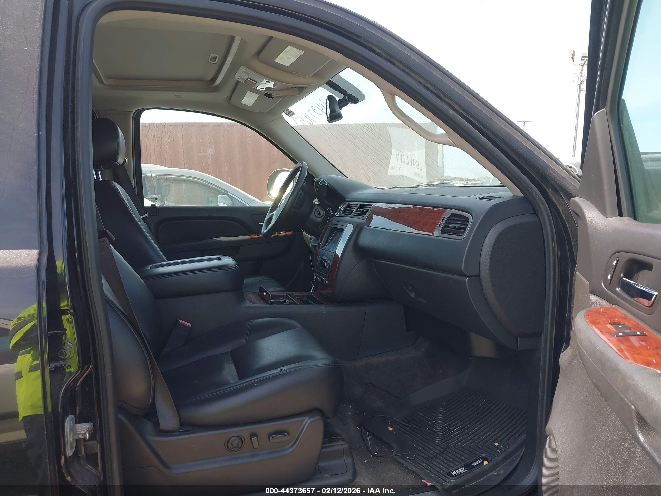 CHEVROLET SUBURBAN image 5