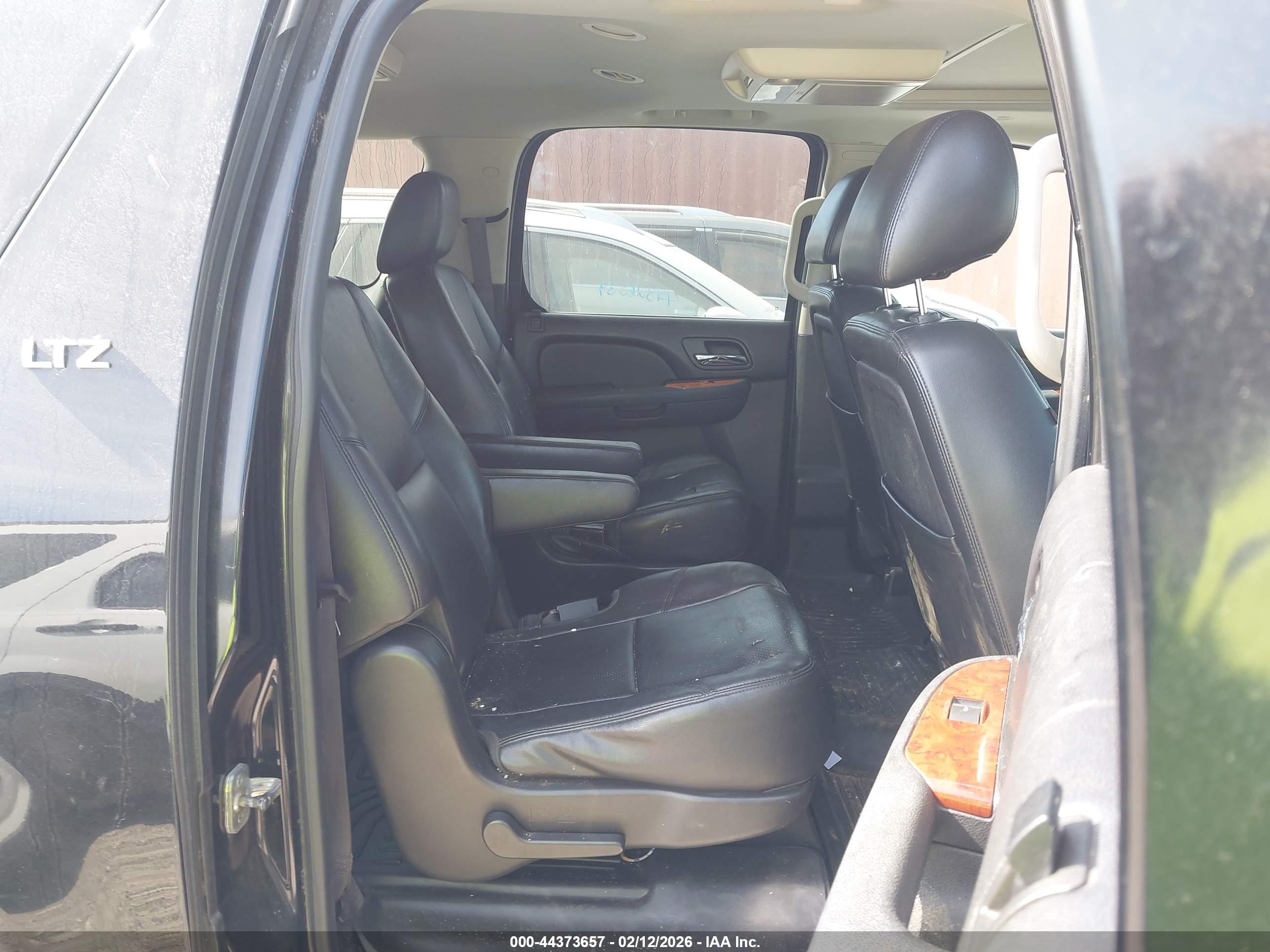 CHEVROLET SUBURBAN image 8