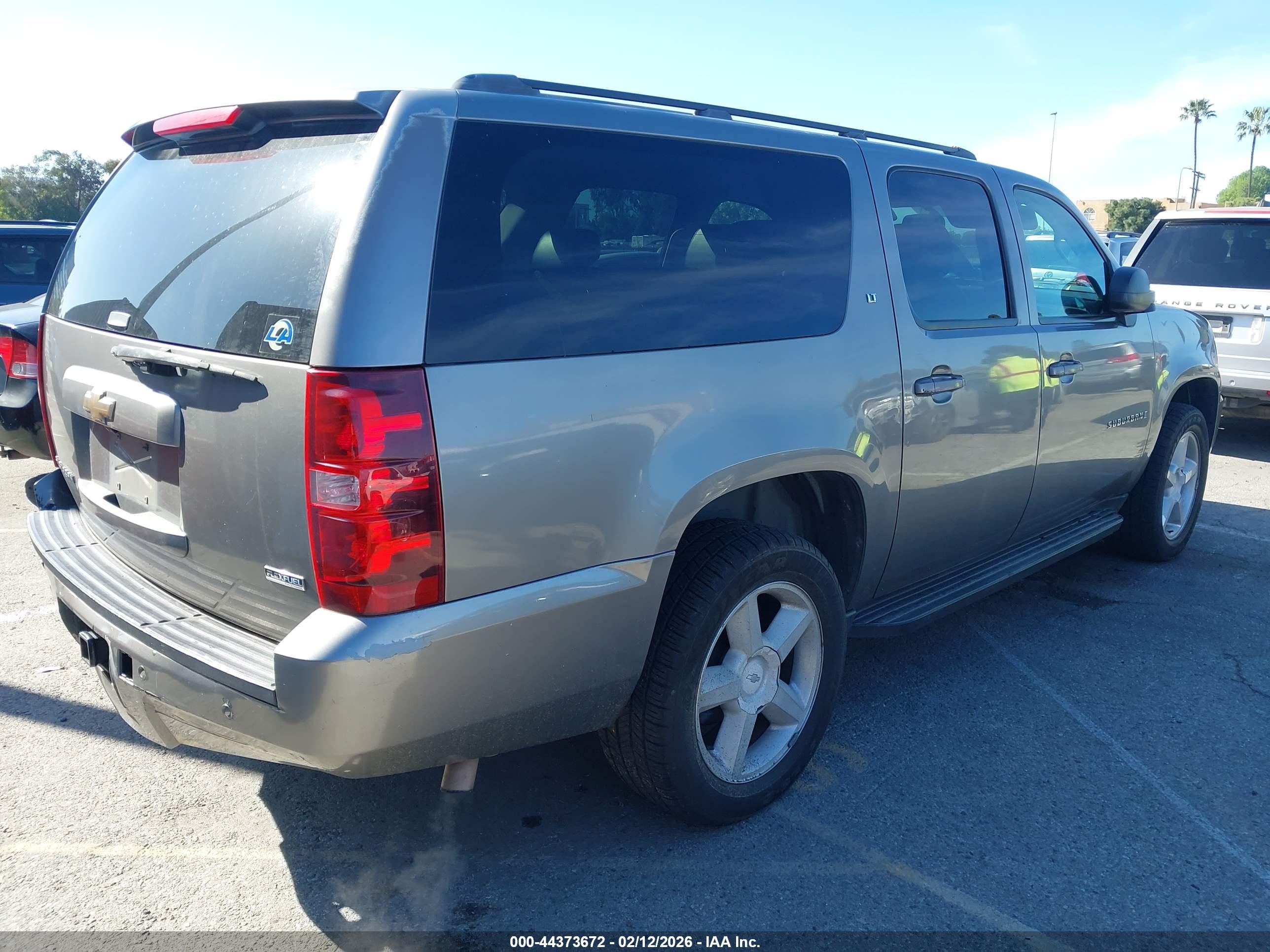 CHEVROLET SUBURBAN image 4