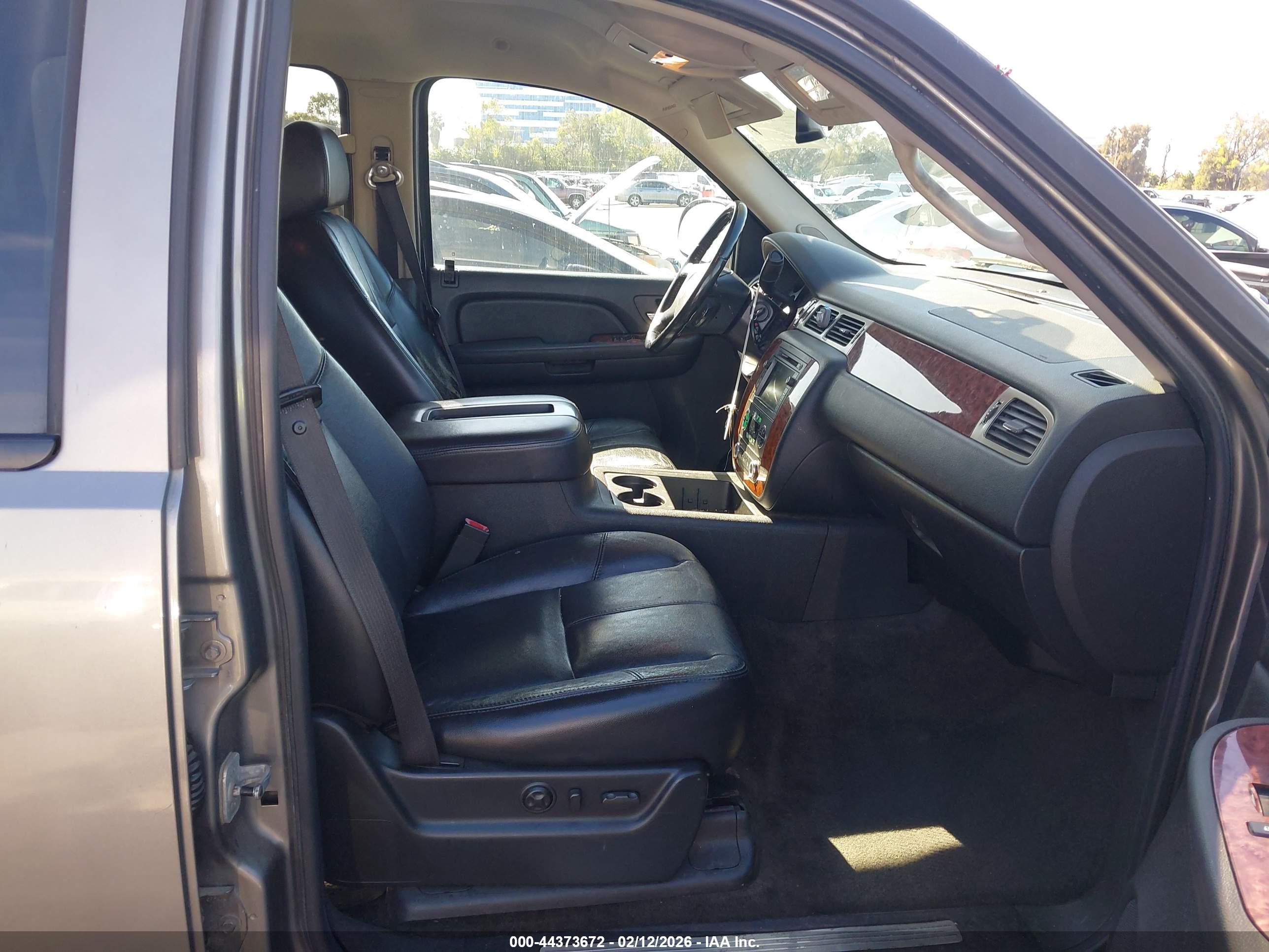 CHEVROLET SUBURBAN image 5