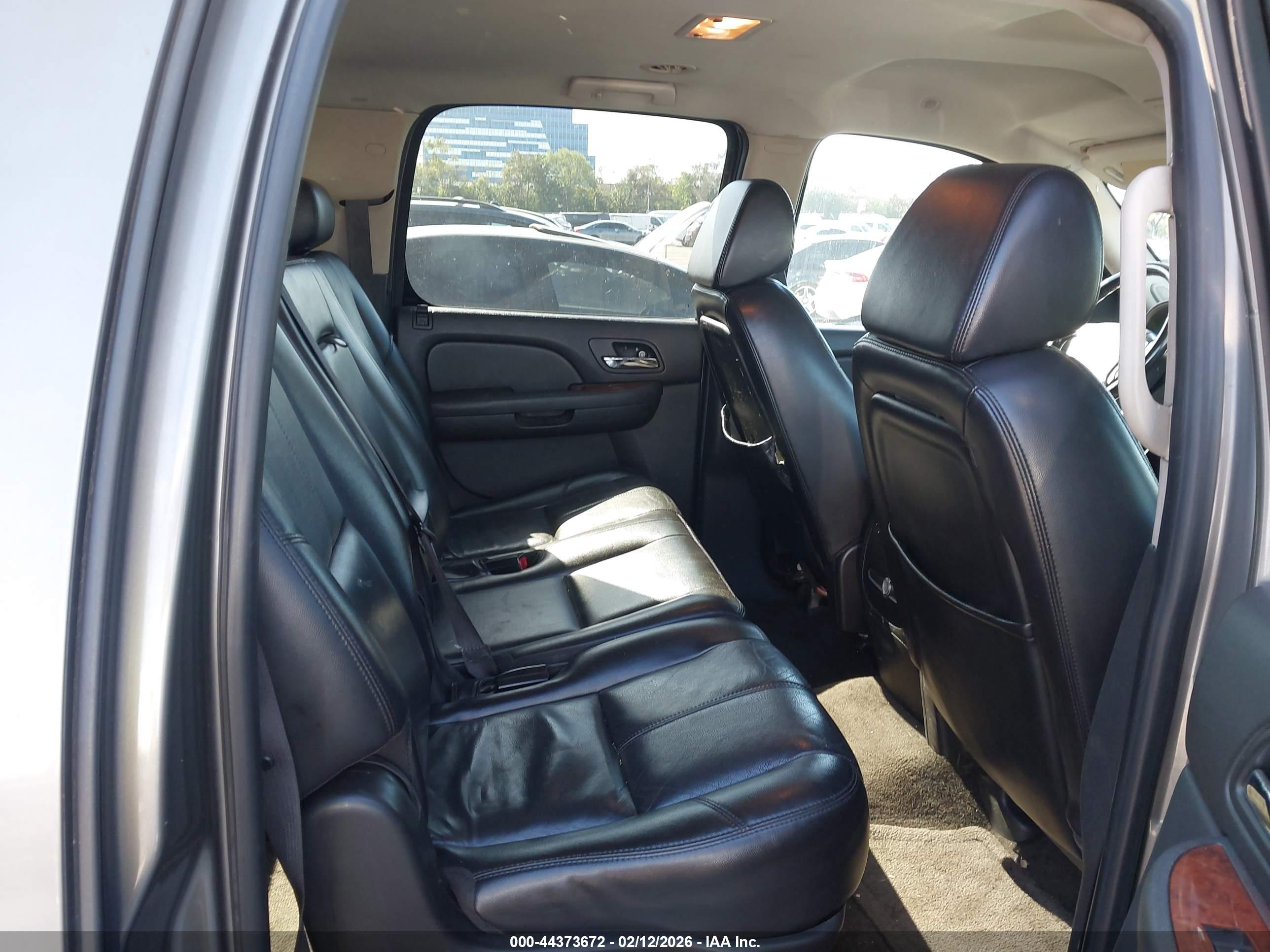 CHEVROLET SUBURBAN image 8