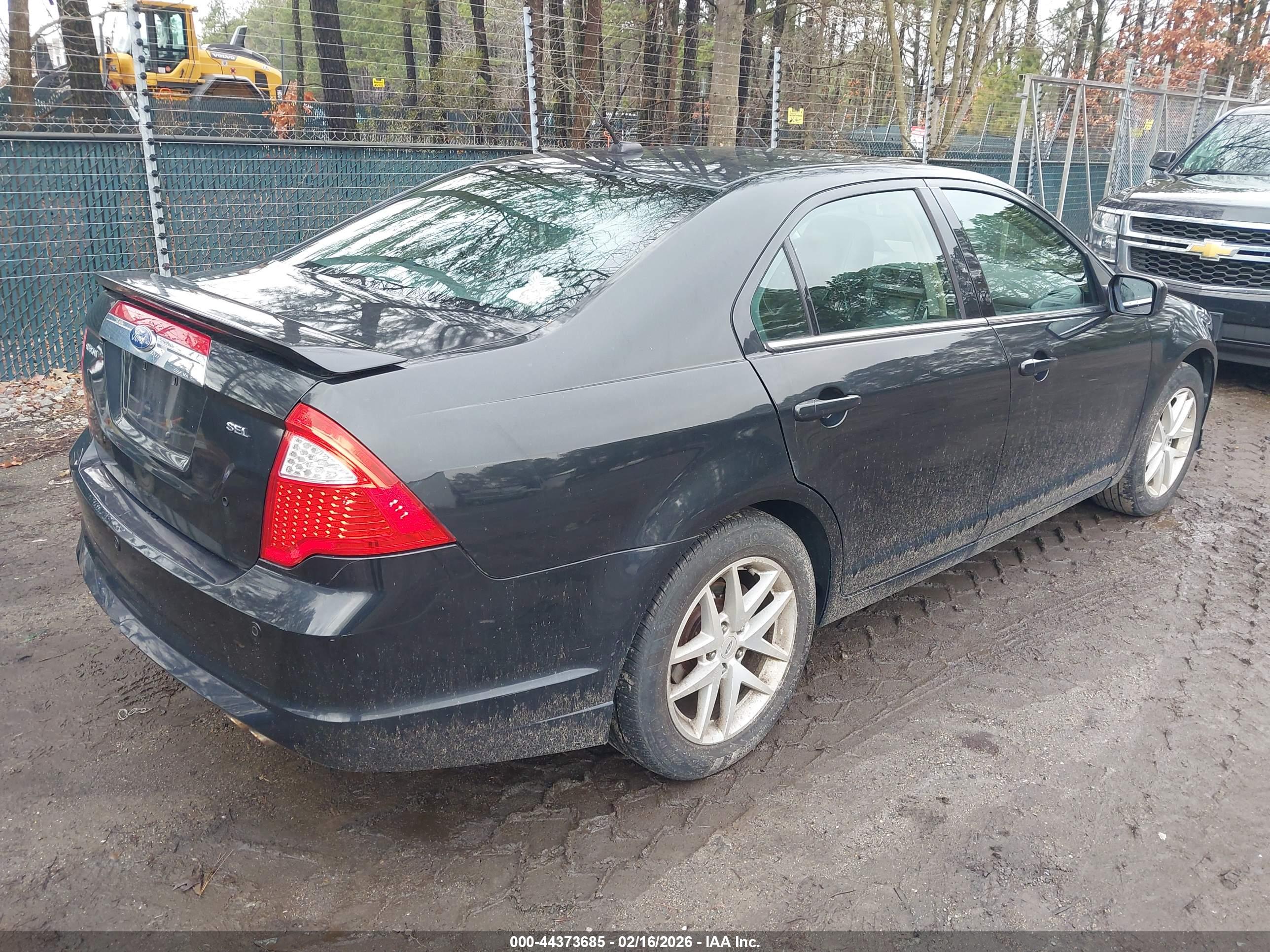 FORD FUSION image 4