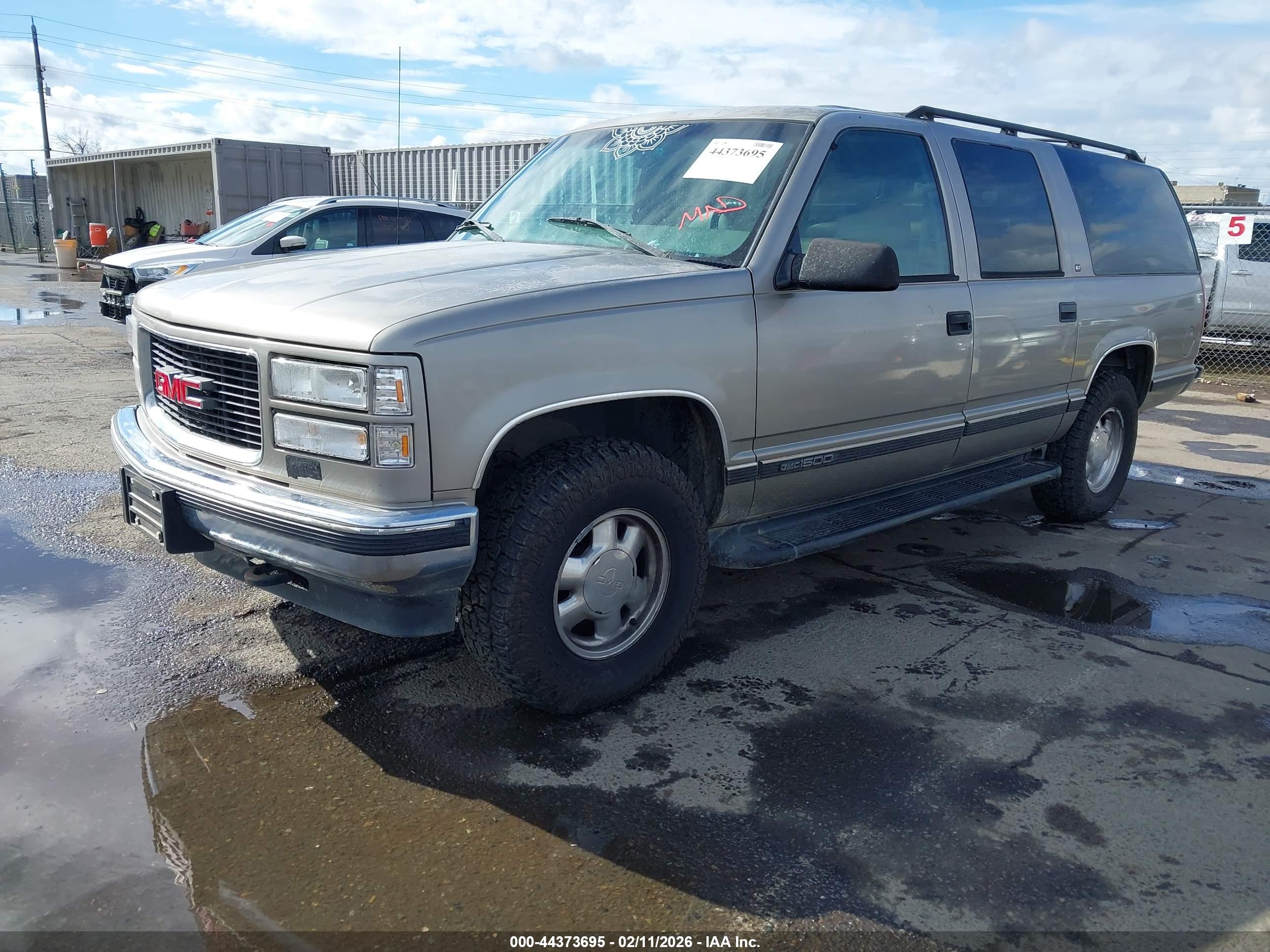 GMC SUBURBAN image 2