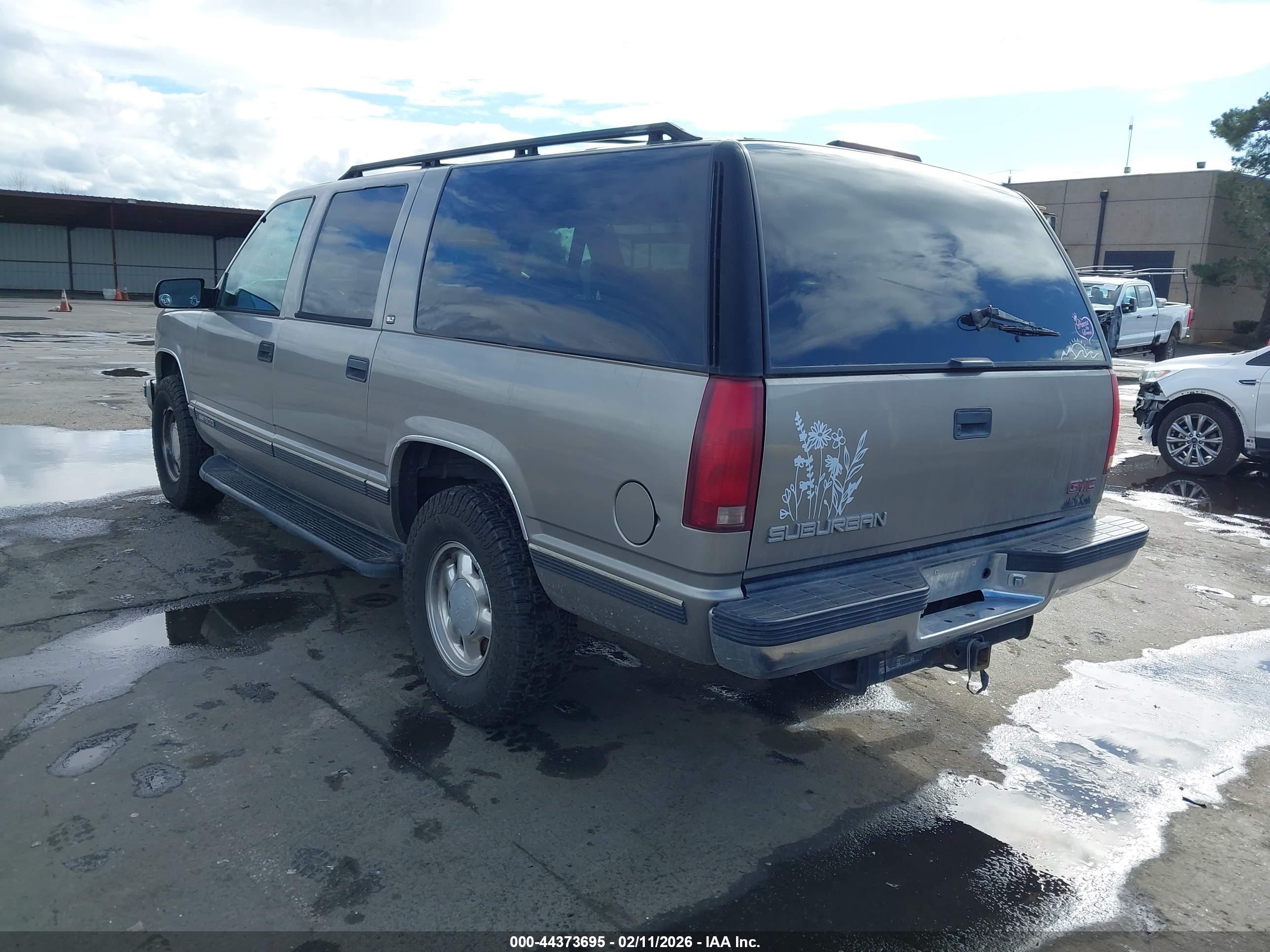 GMC SUBURBAN image 3
