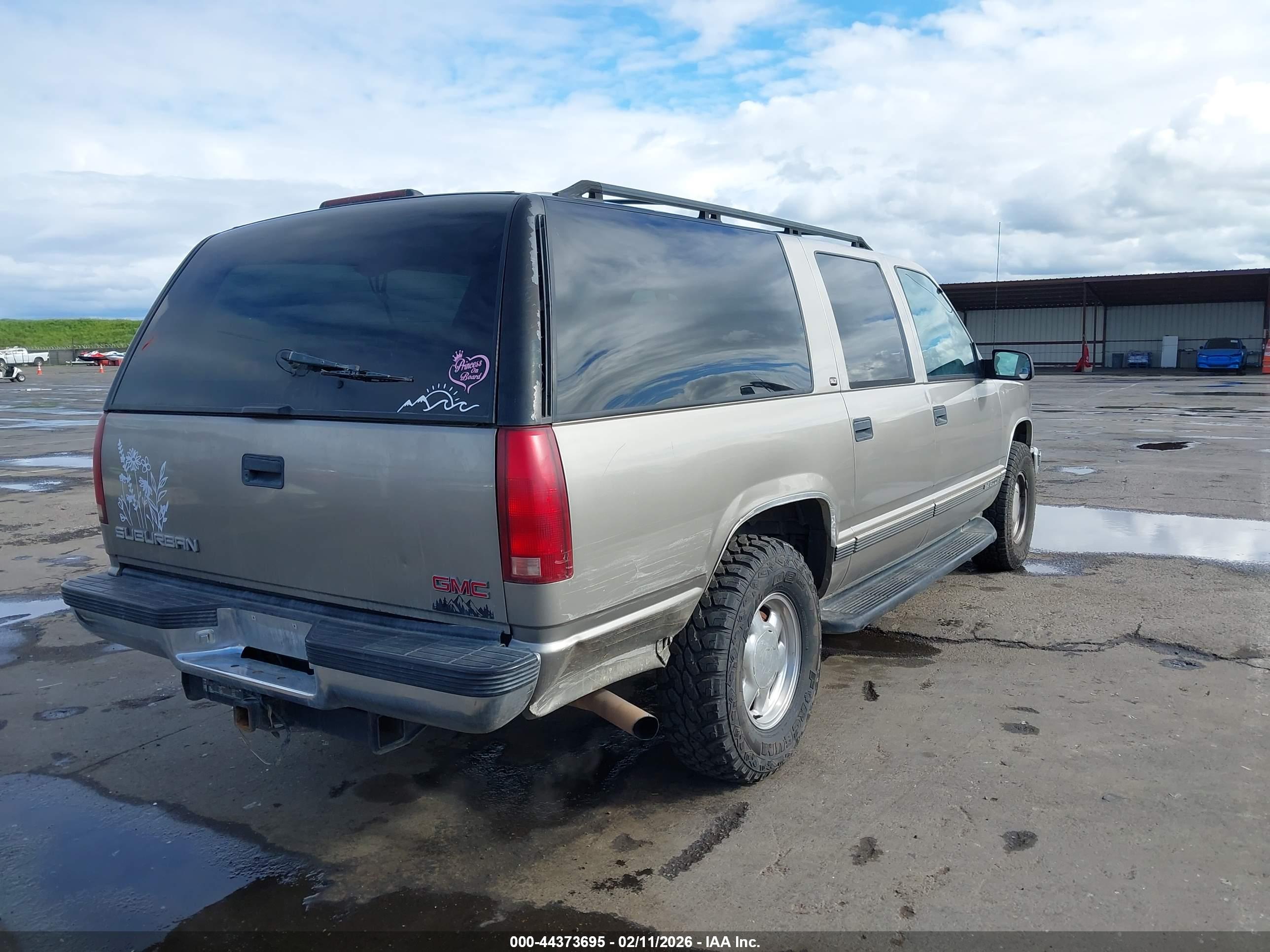 GMC SUBURBAN image 4