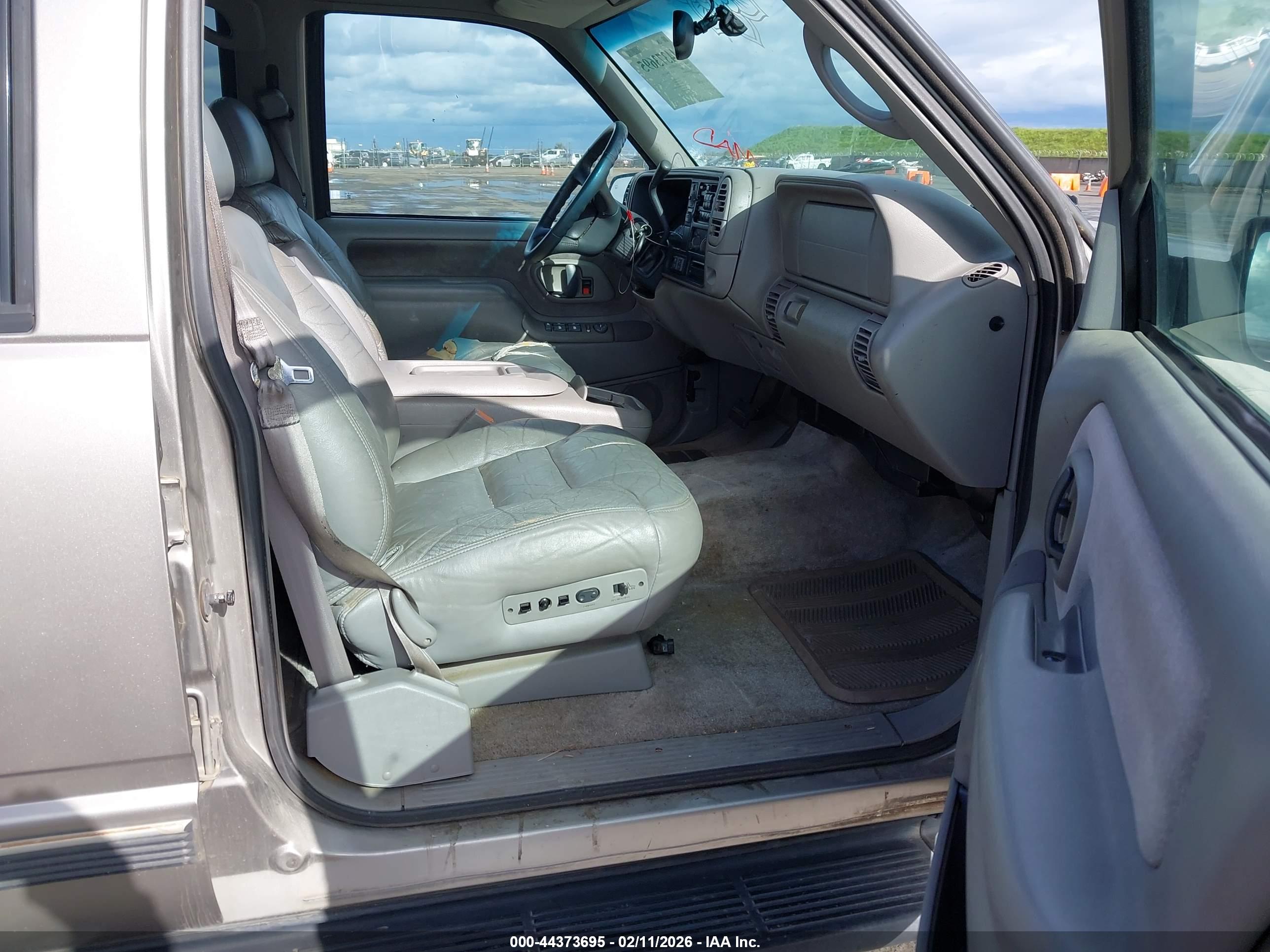 GMC SUBURBAN image 5