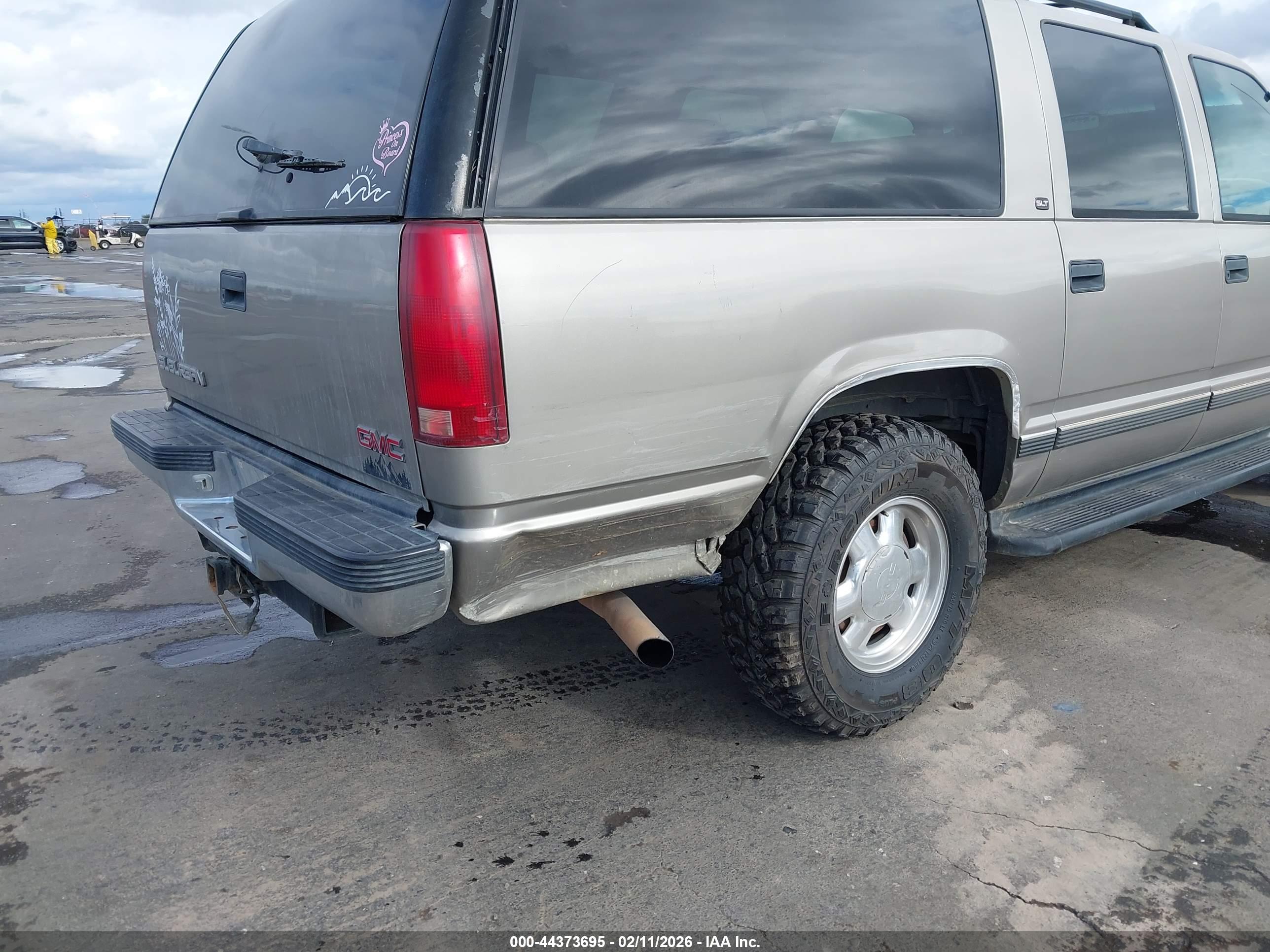 GMC SUBURBAN image 6