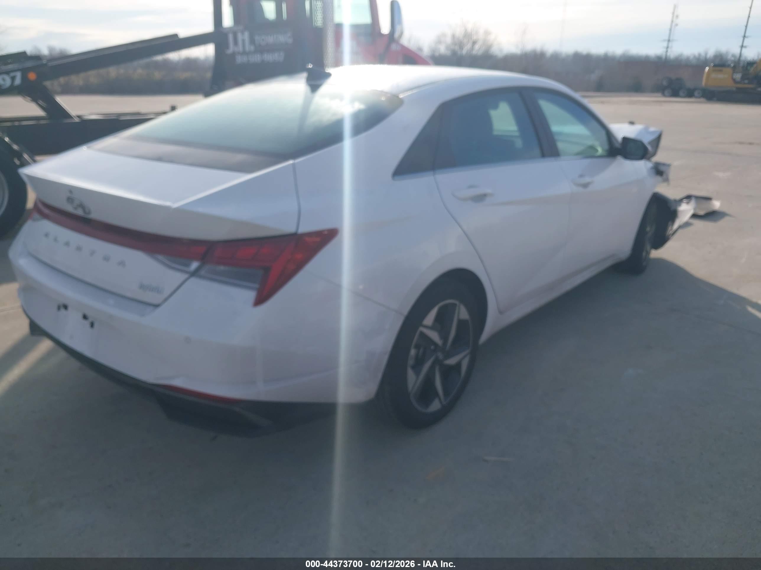 HYUNDAI ELANTRA image 4
