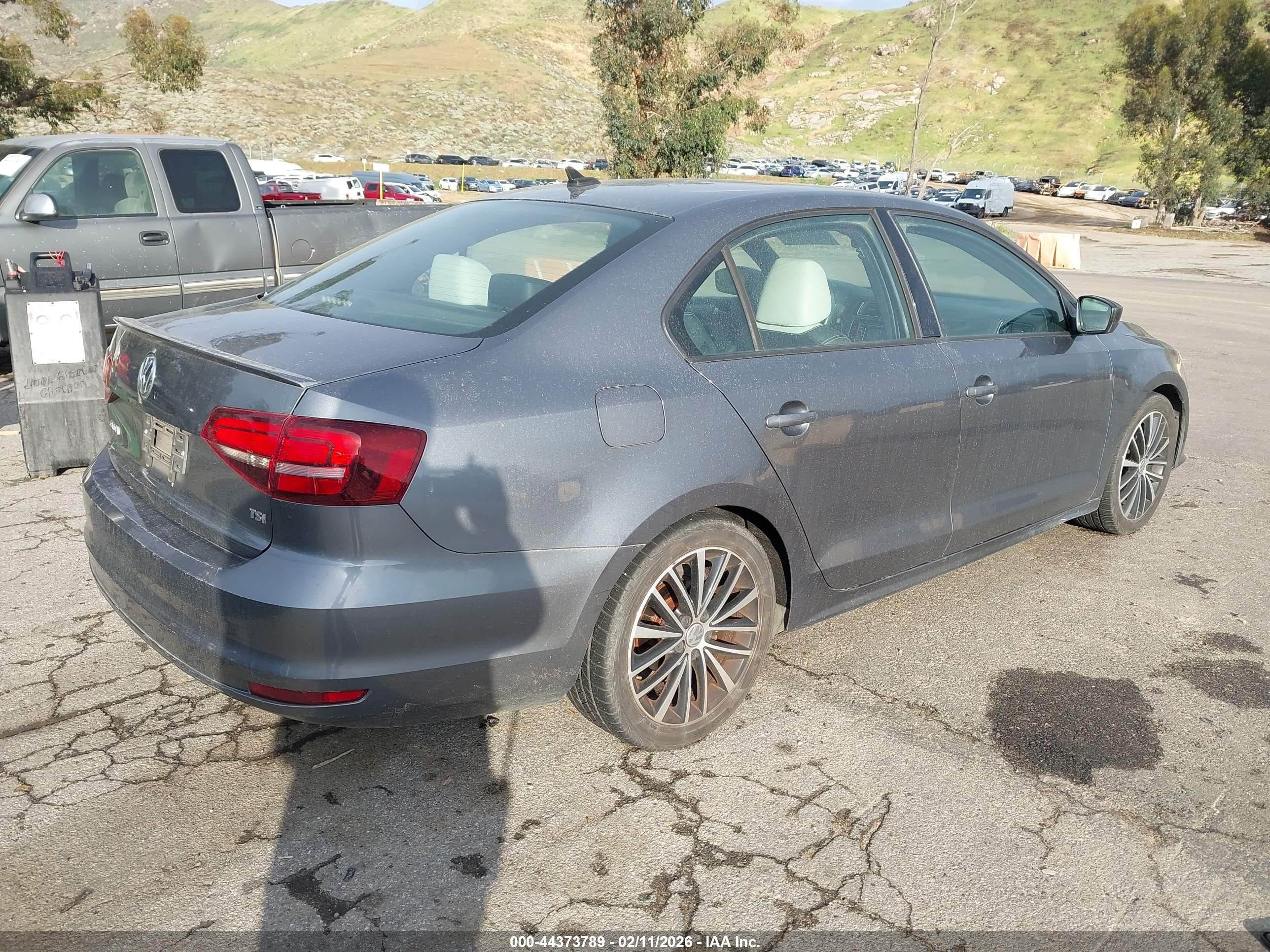 VOLKSWAGEN JETTA image 4