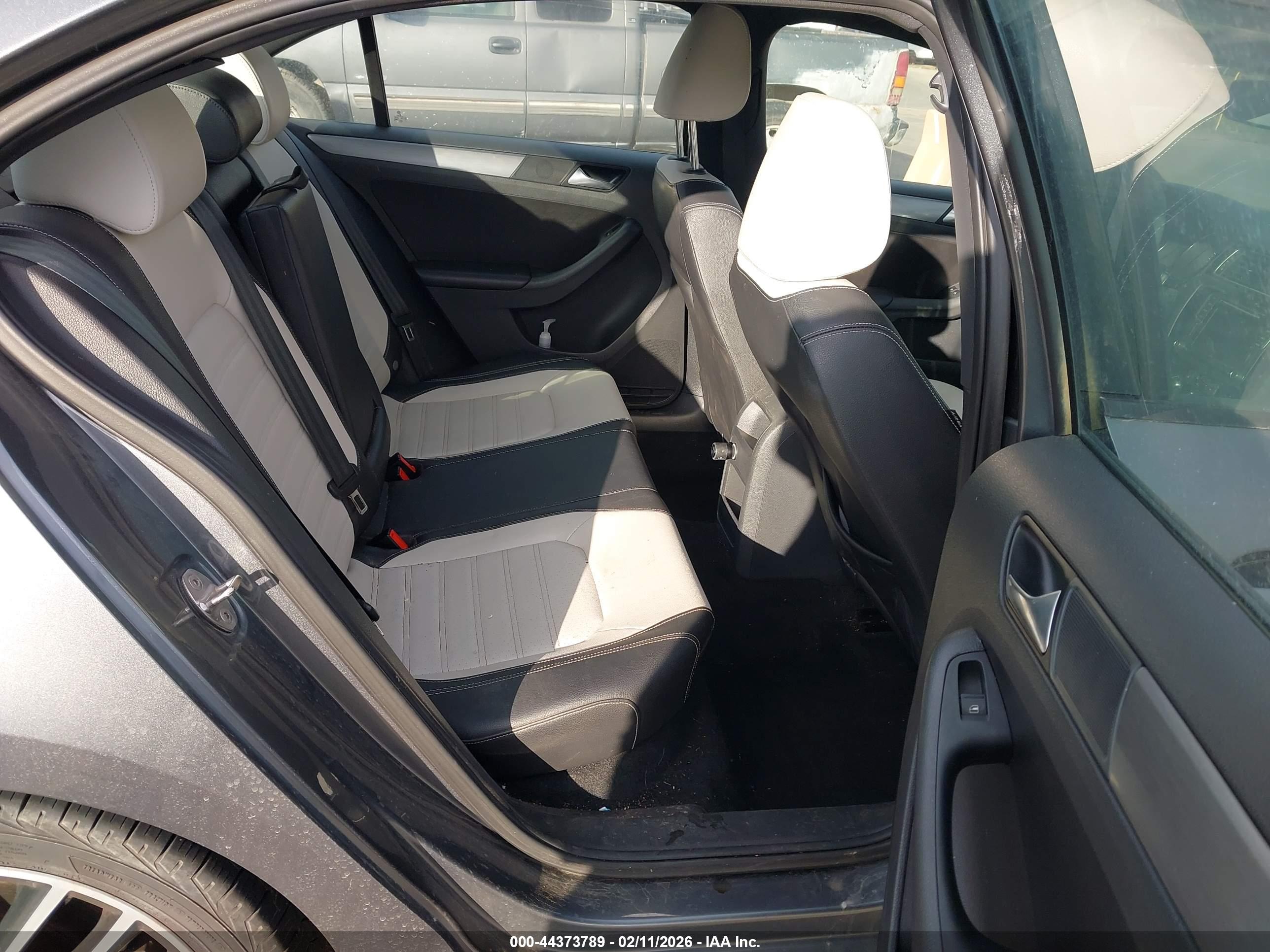 VOLKSWAGEN JETTA image 8