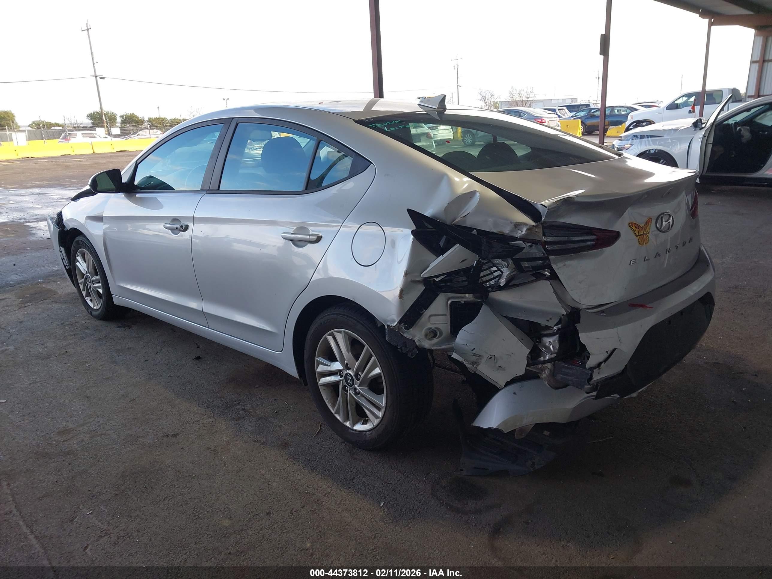 HYUNDAI ELANTRA image 3