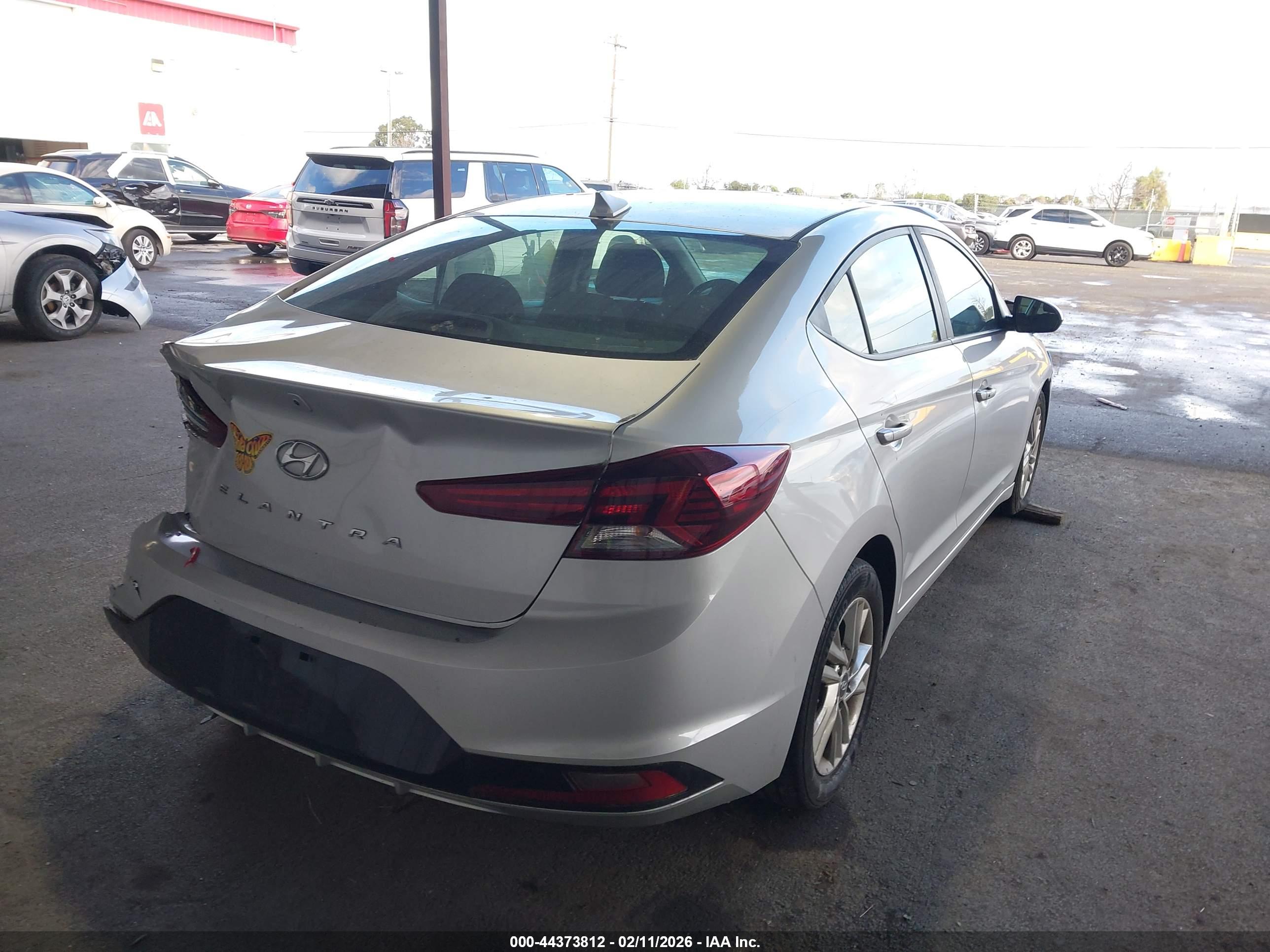 HYUNDAI ELANTRA image 4