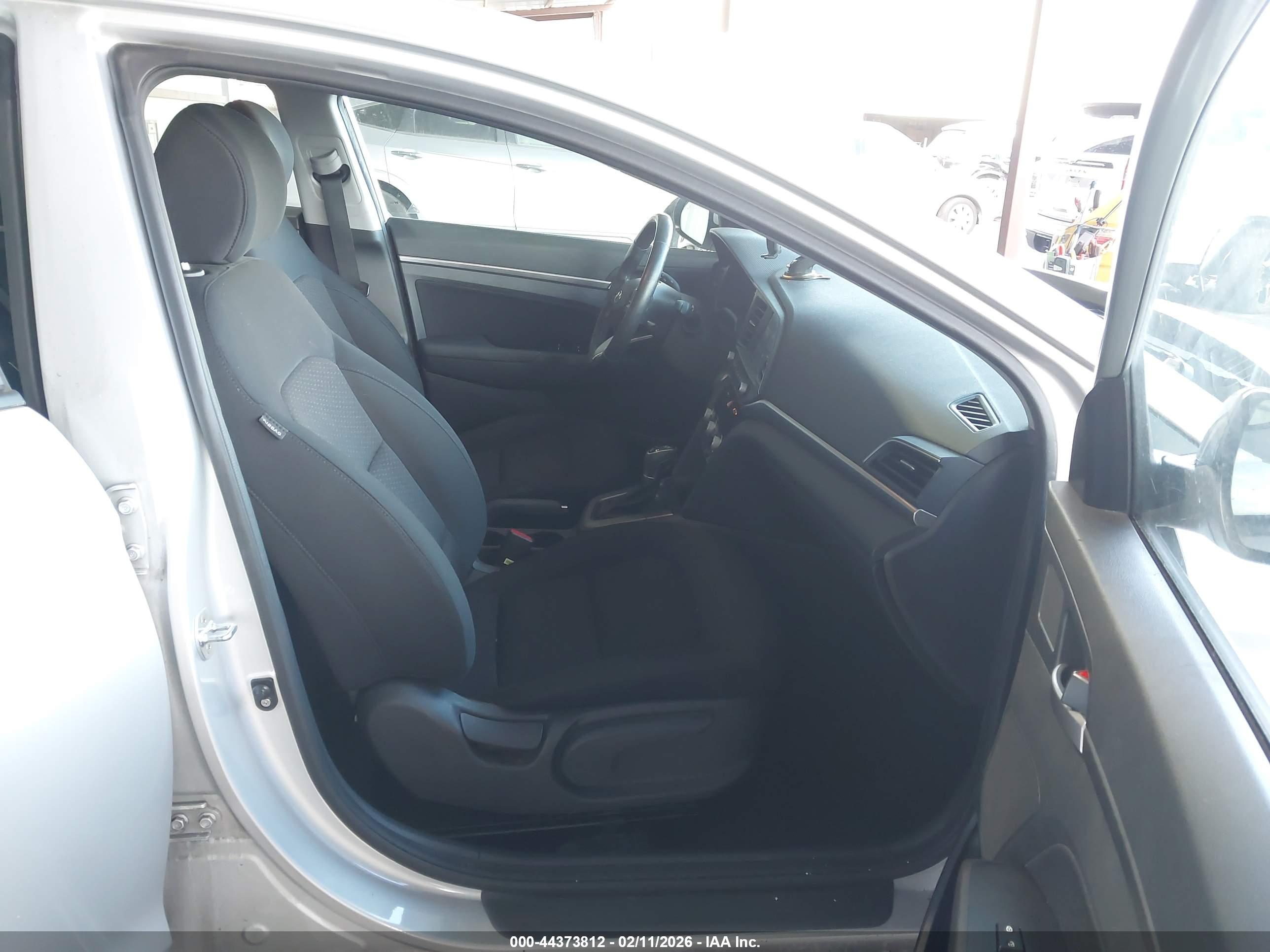 HYUNDAI ELANTRA image 5