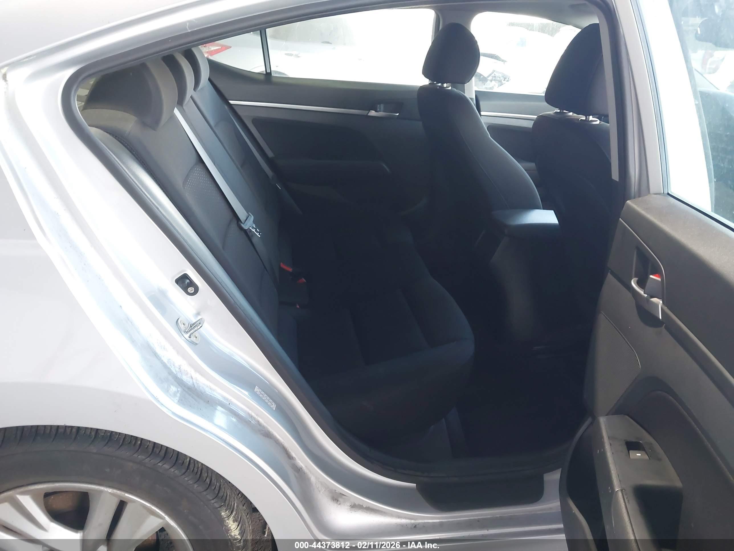 HYUNDAI ELANTRA image 8