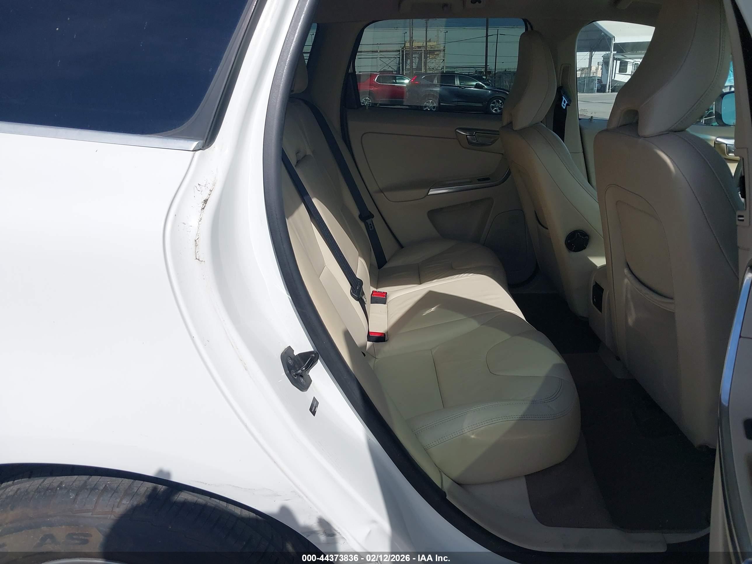 VOLVO XC60 image 8