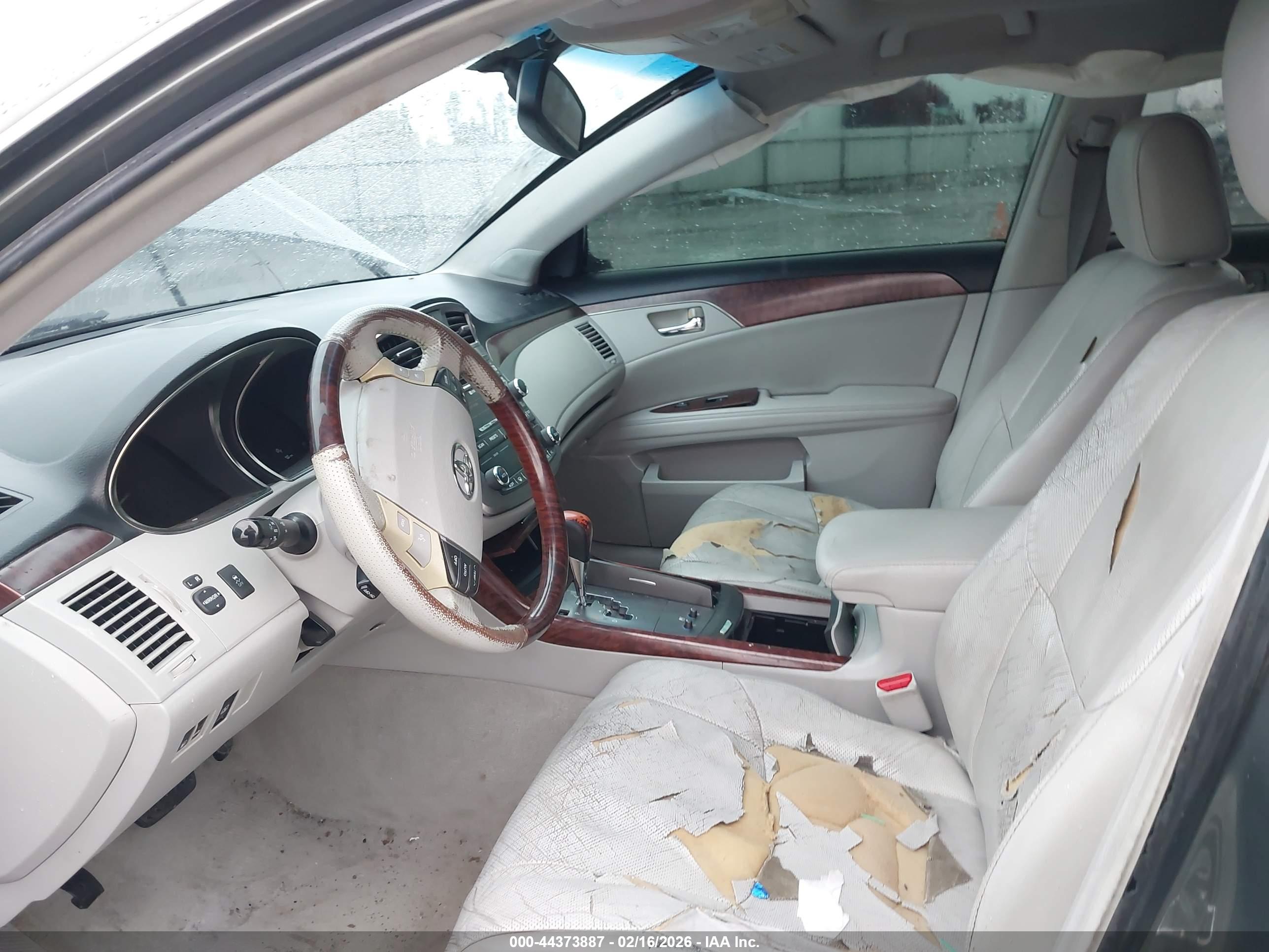 TOYOTA AVALON image 5