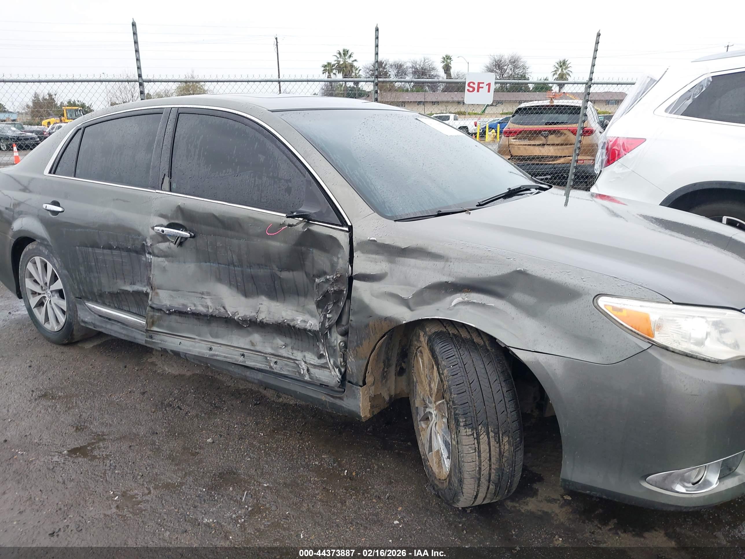 TOYOTA AVALON image 6