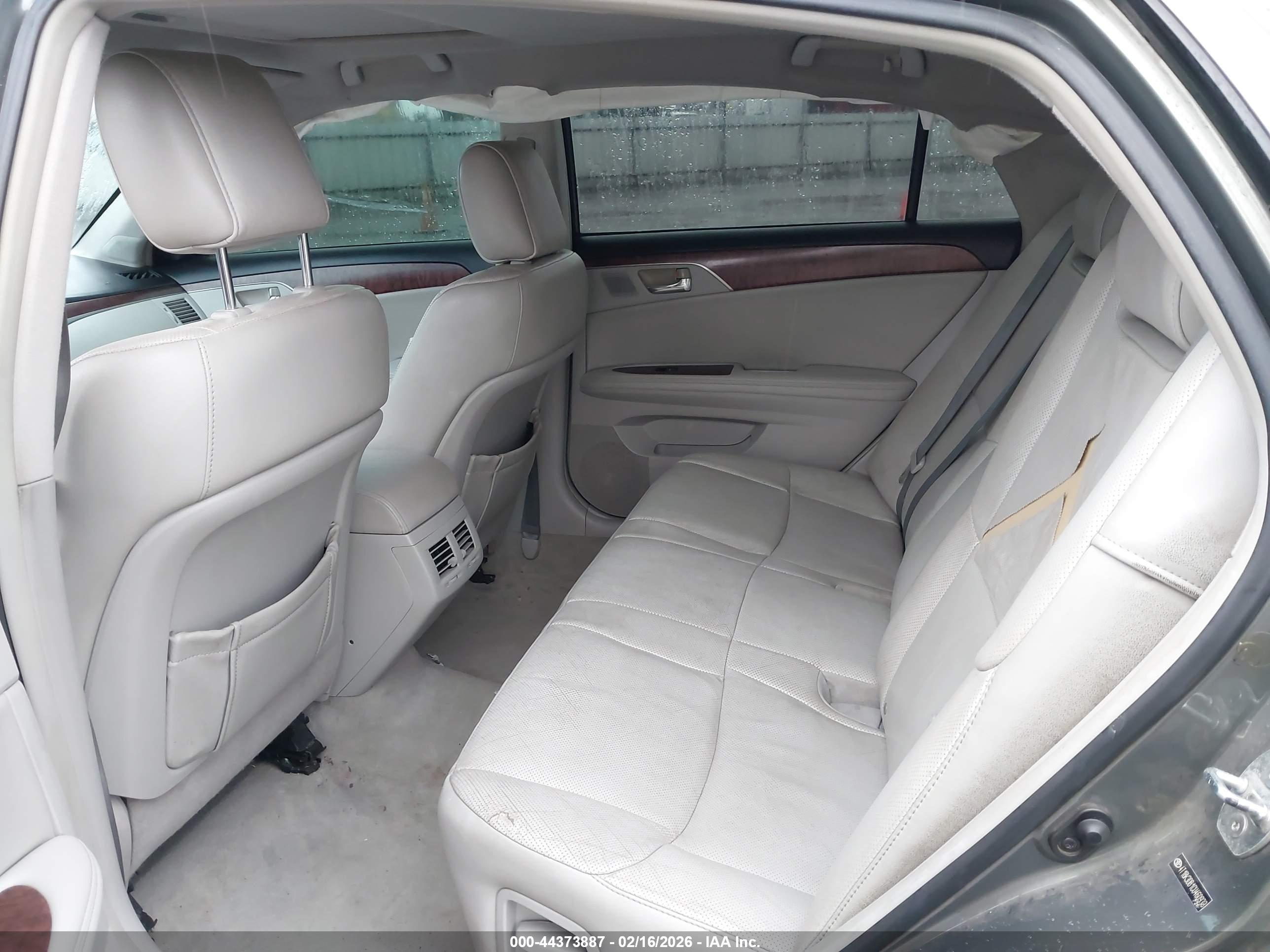 TOYOTA AVALON image 8