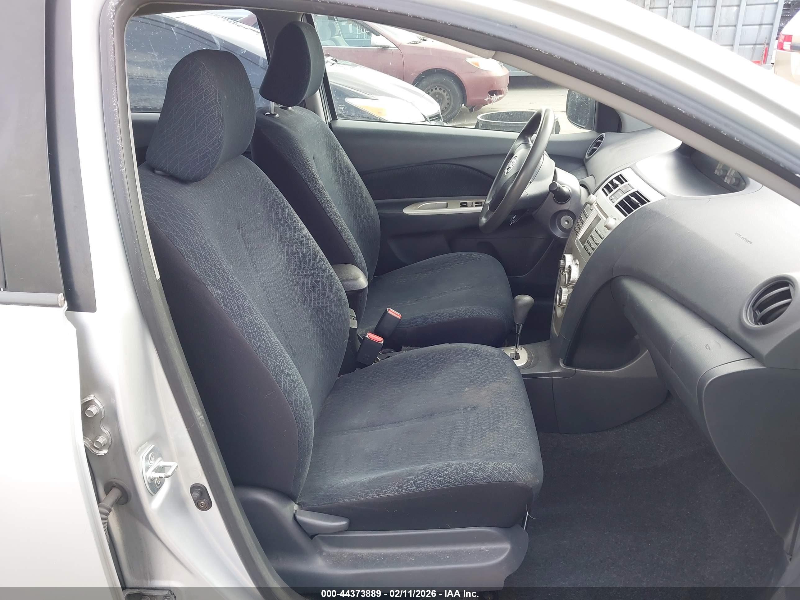 TOYOTA YARIS image 5
