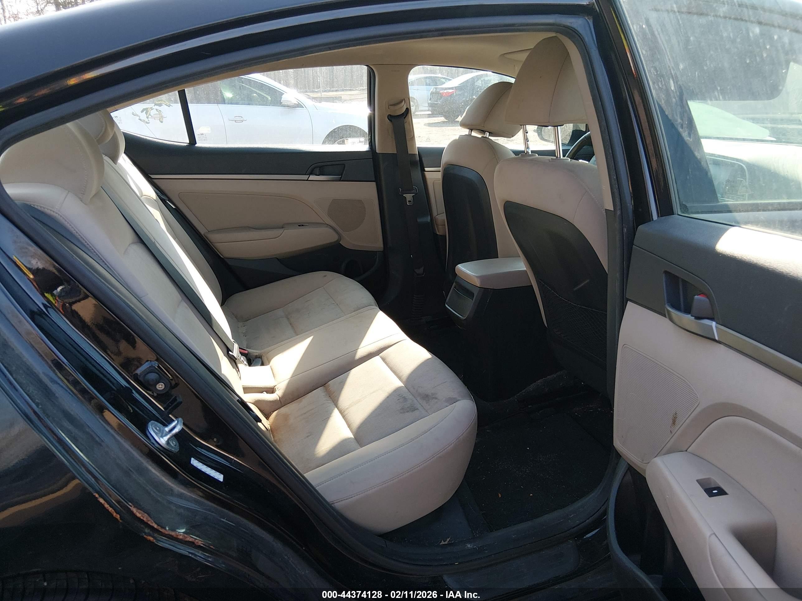 HYUNDAI ELANTRA image 8