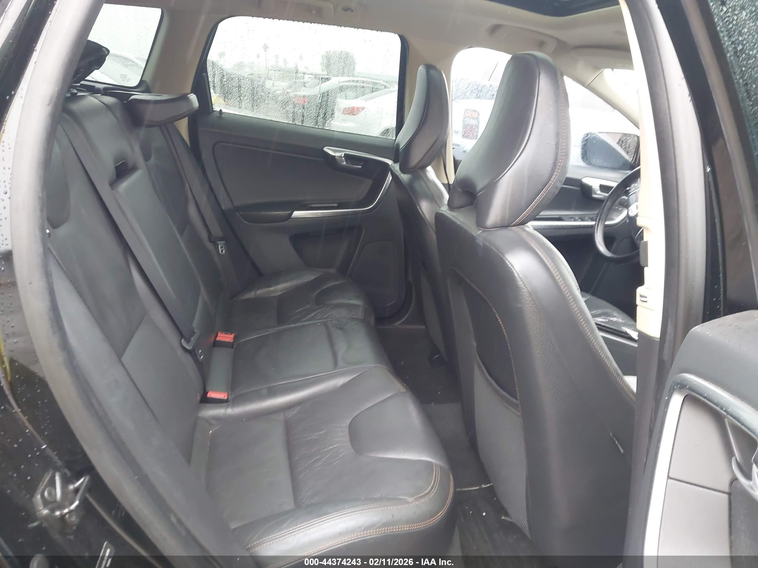 VOLVO XC60 image 8