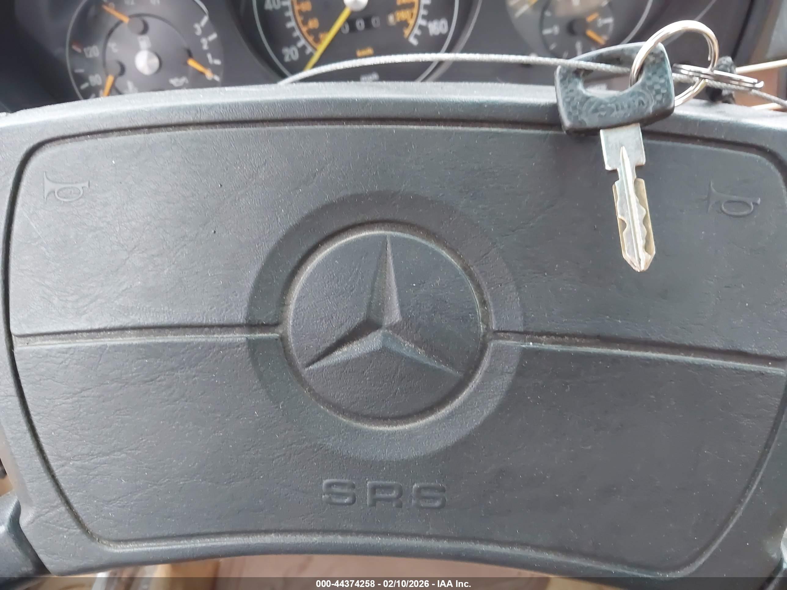MERCEDES-BENZ 560 image 11