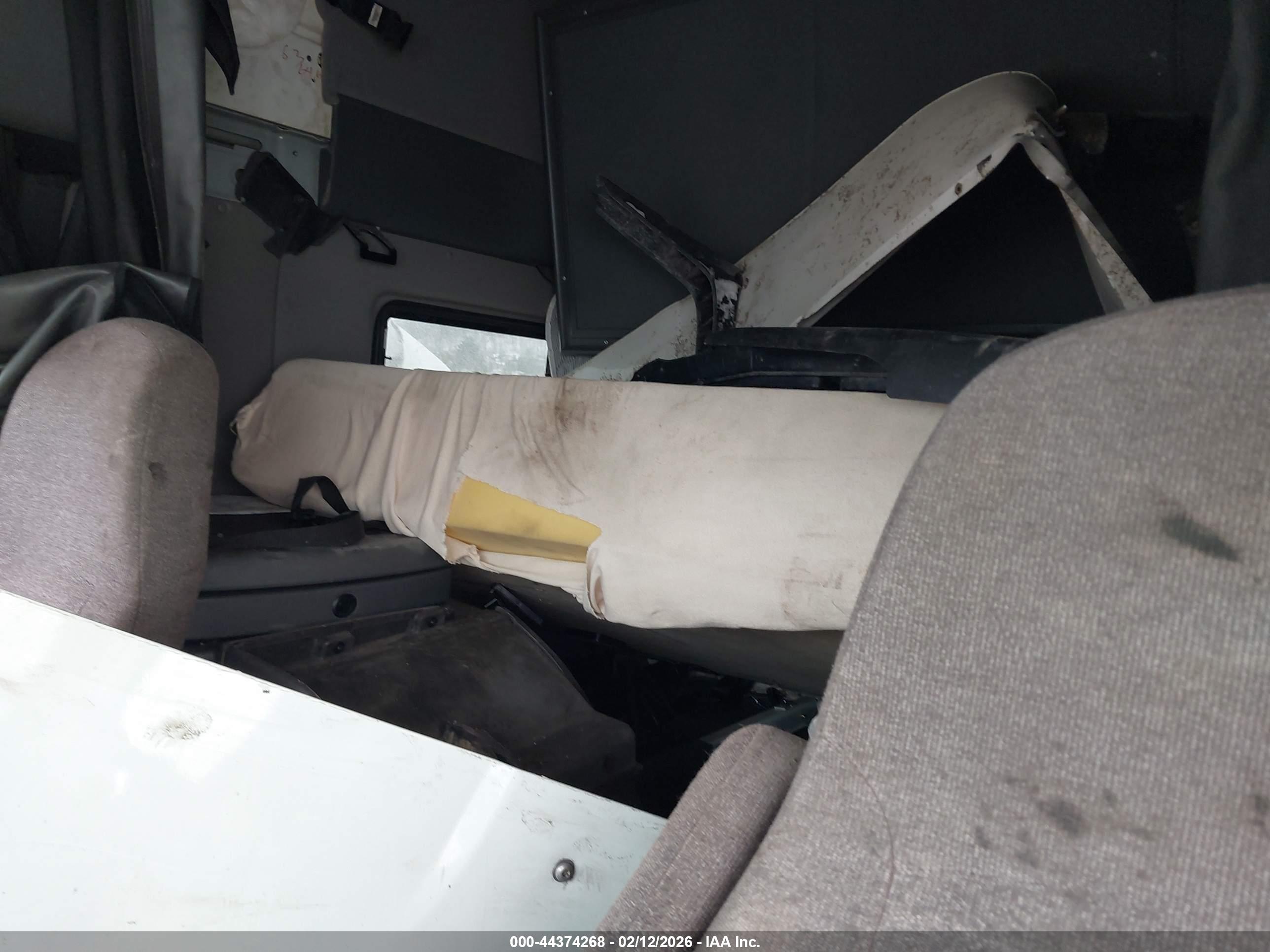 INTERNATIONAL LT image 8