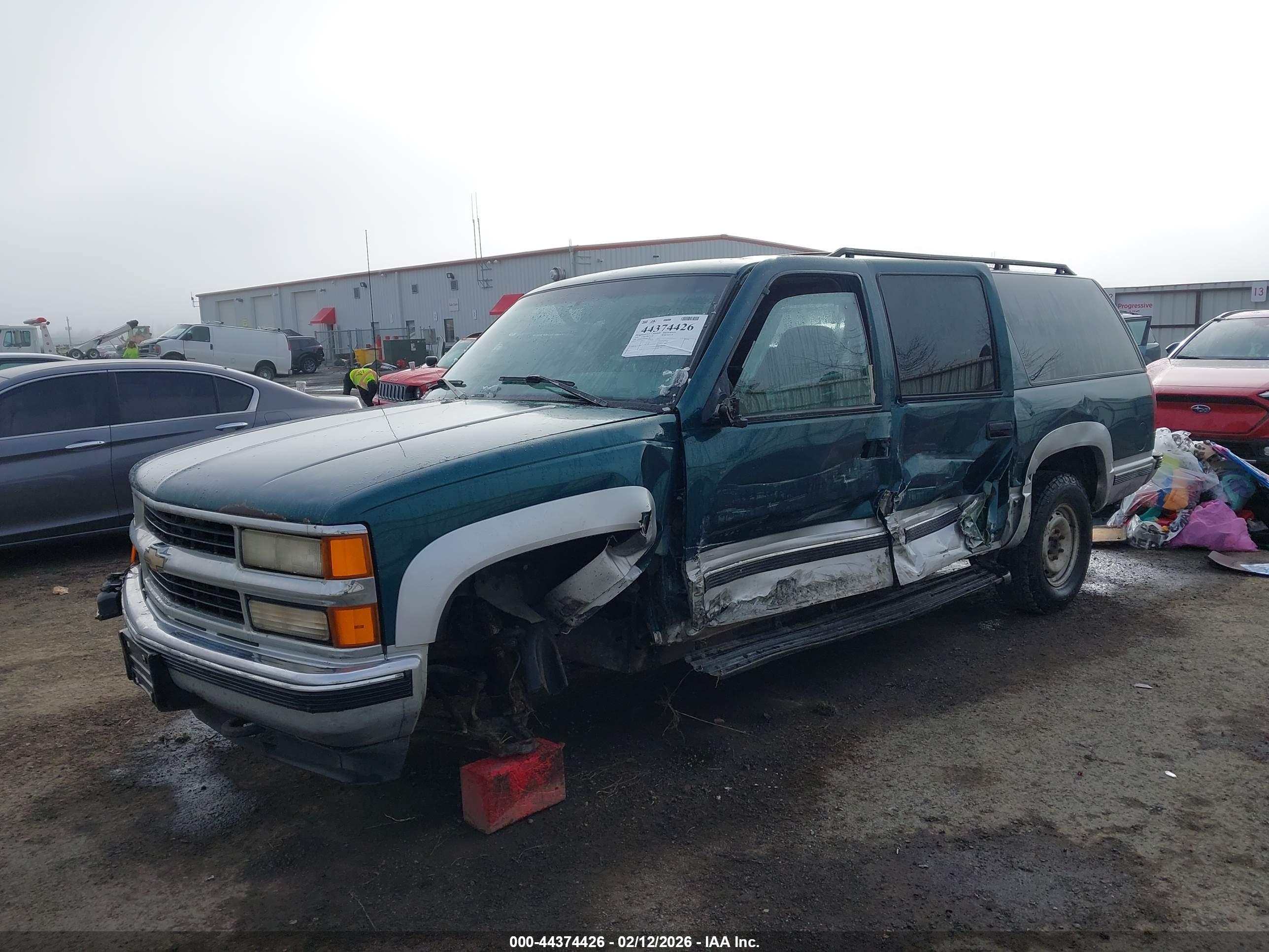 CHEVROLET SUBURBAN image 2