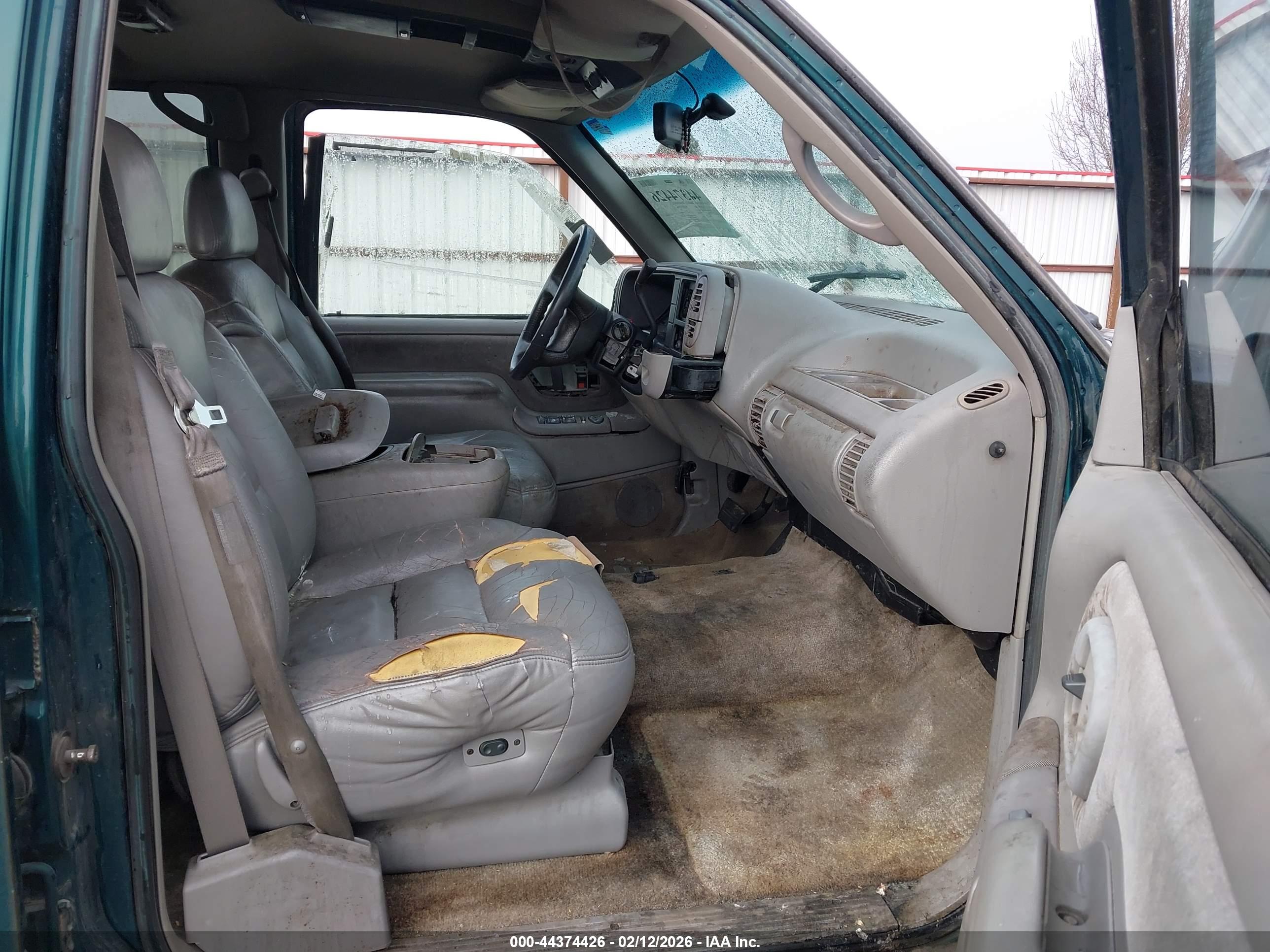 CHEVROLET SUBURBAN image 5