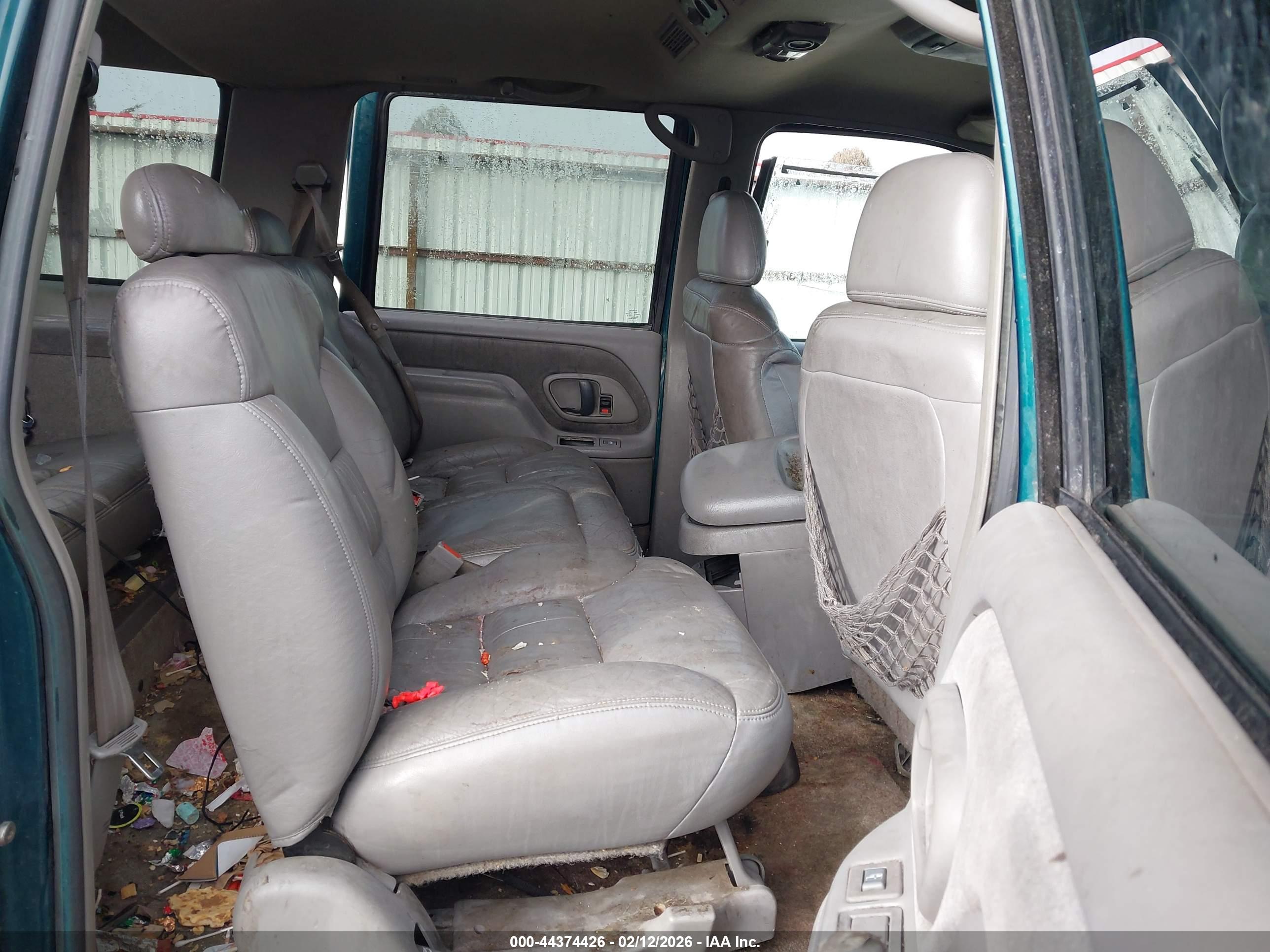 CHEVROLET SUBURBAN image 8