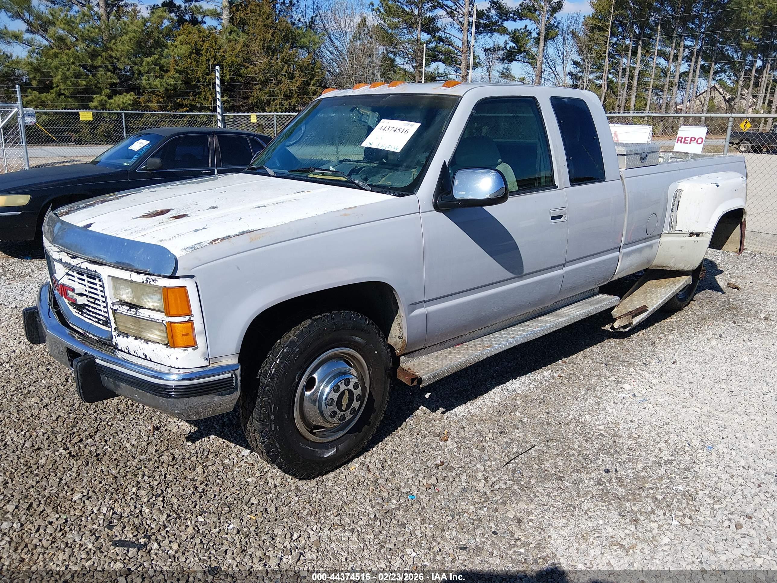 CHEVROLET GMT-400 image 2