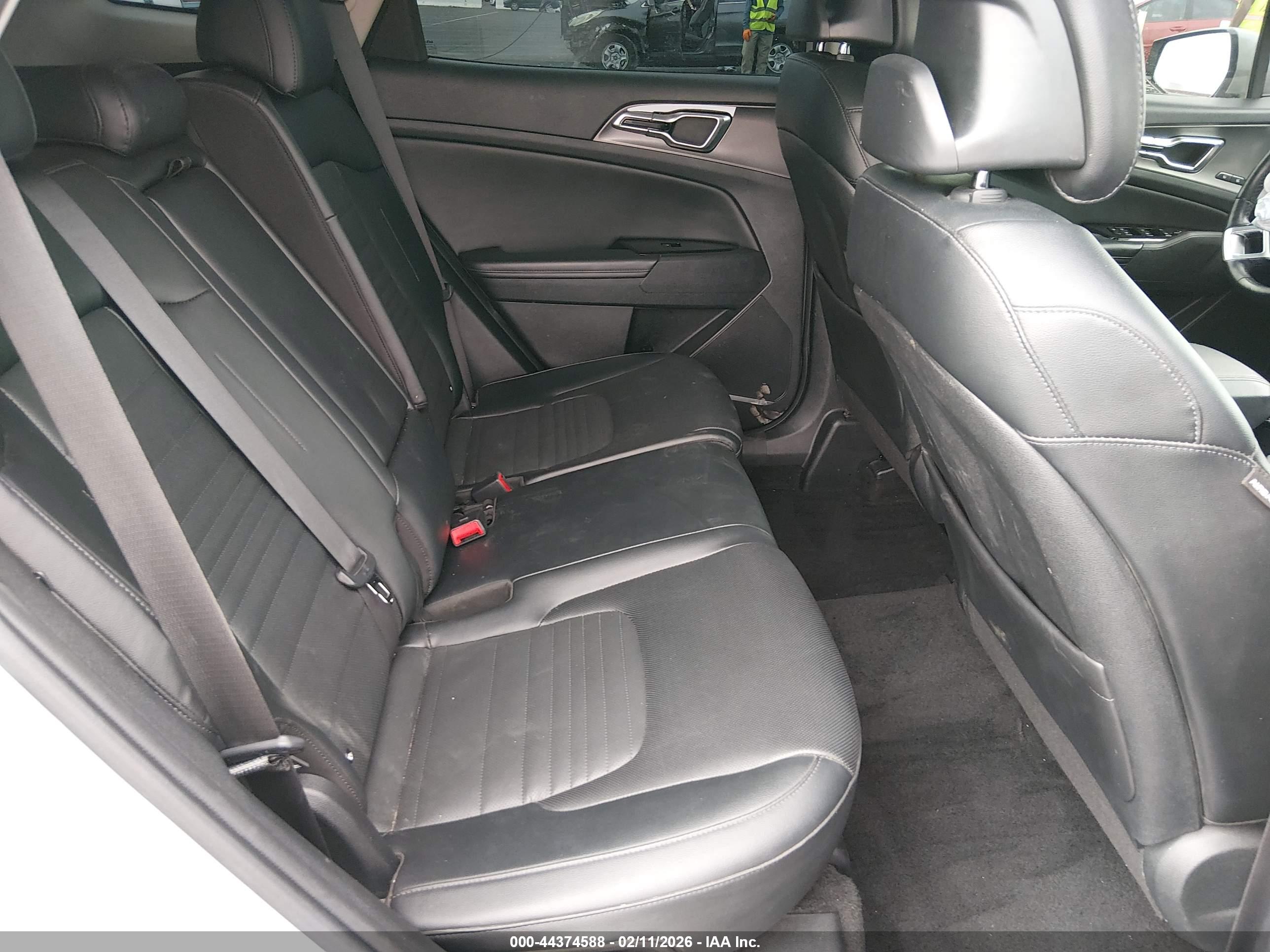 KIA SPORTAGE image 8