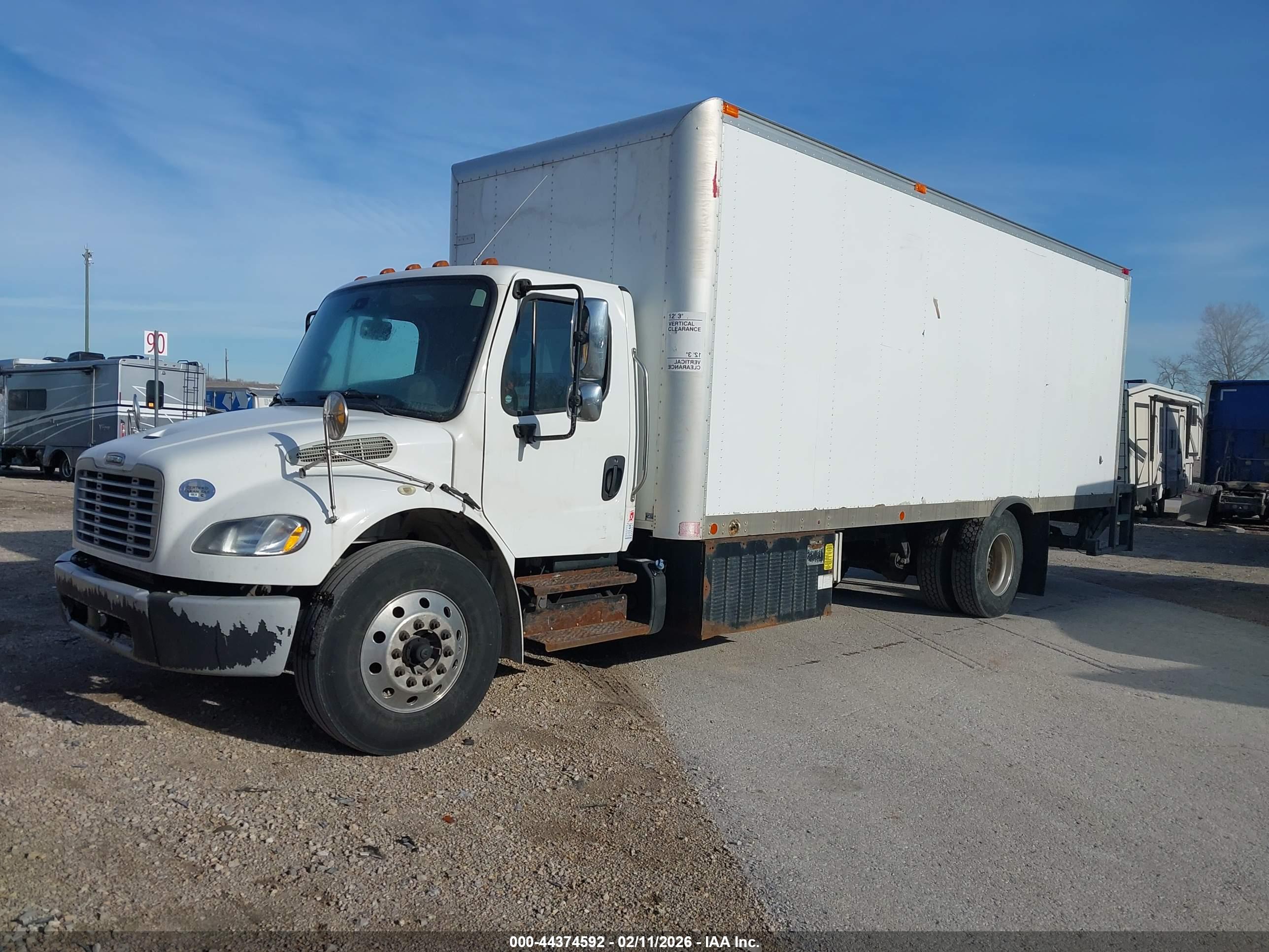 FREIGHTLINER M2 image 2