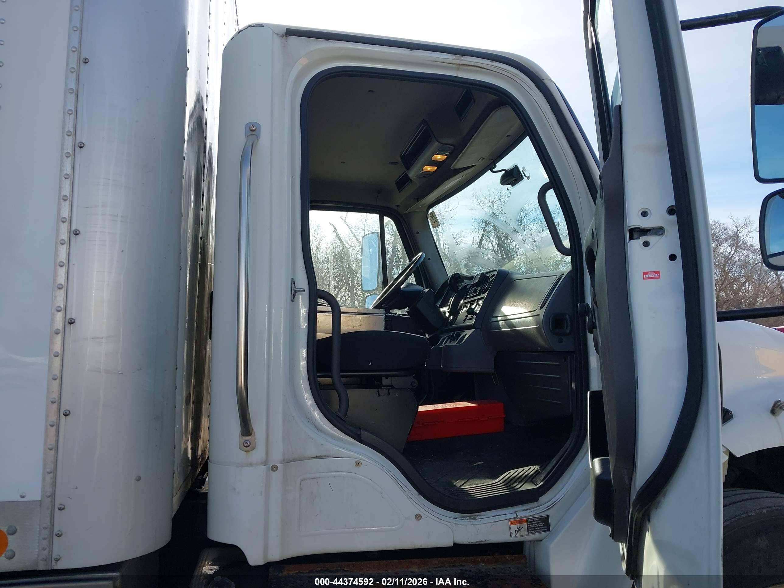FREIGHTLINER M2 image 8