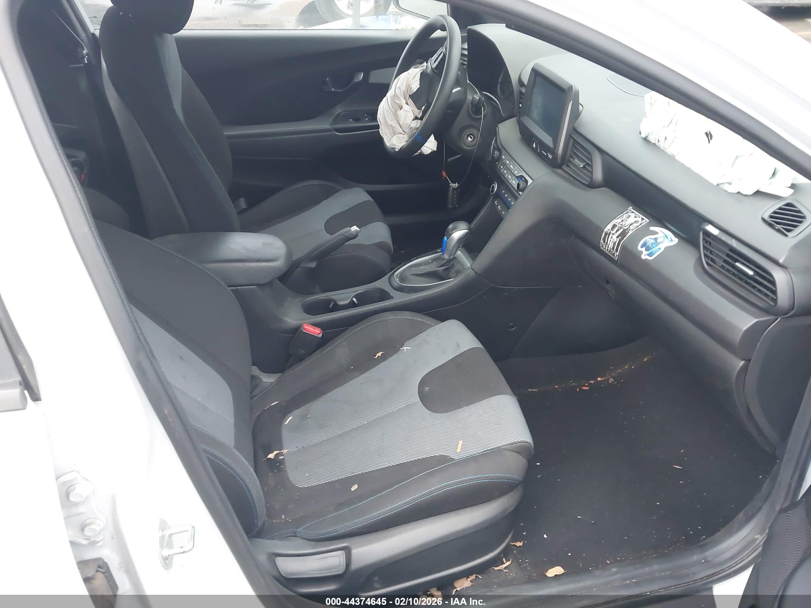 HYUNDAI VELOSTER image 5