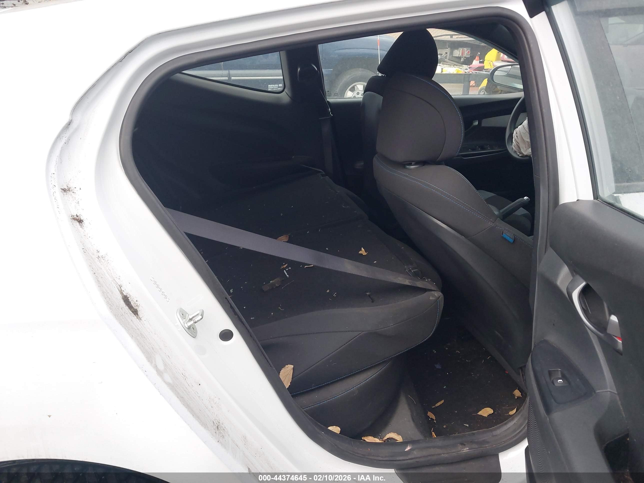 HYUNDAI VELOSTER image 8