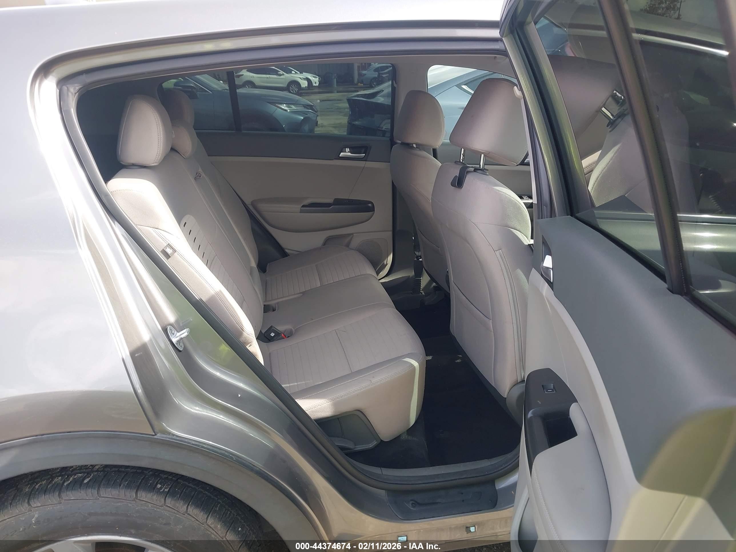 KIA SPORTAGE image 8