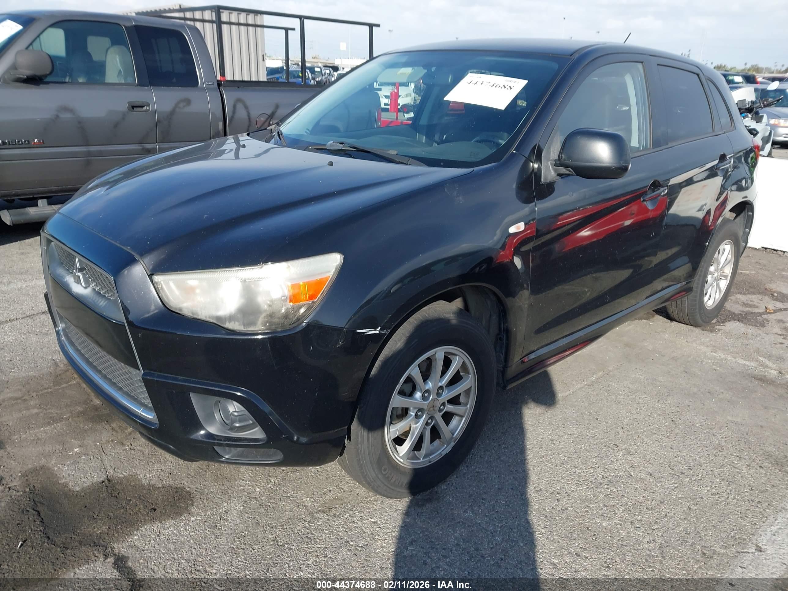 MITSUBISHI OUTLANDER image 2