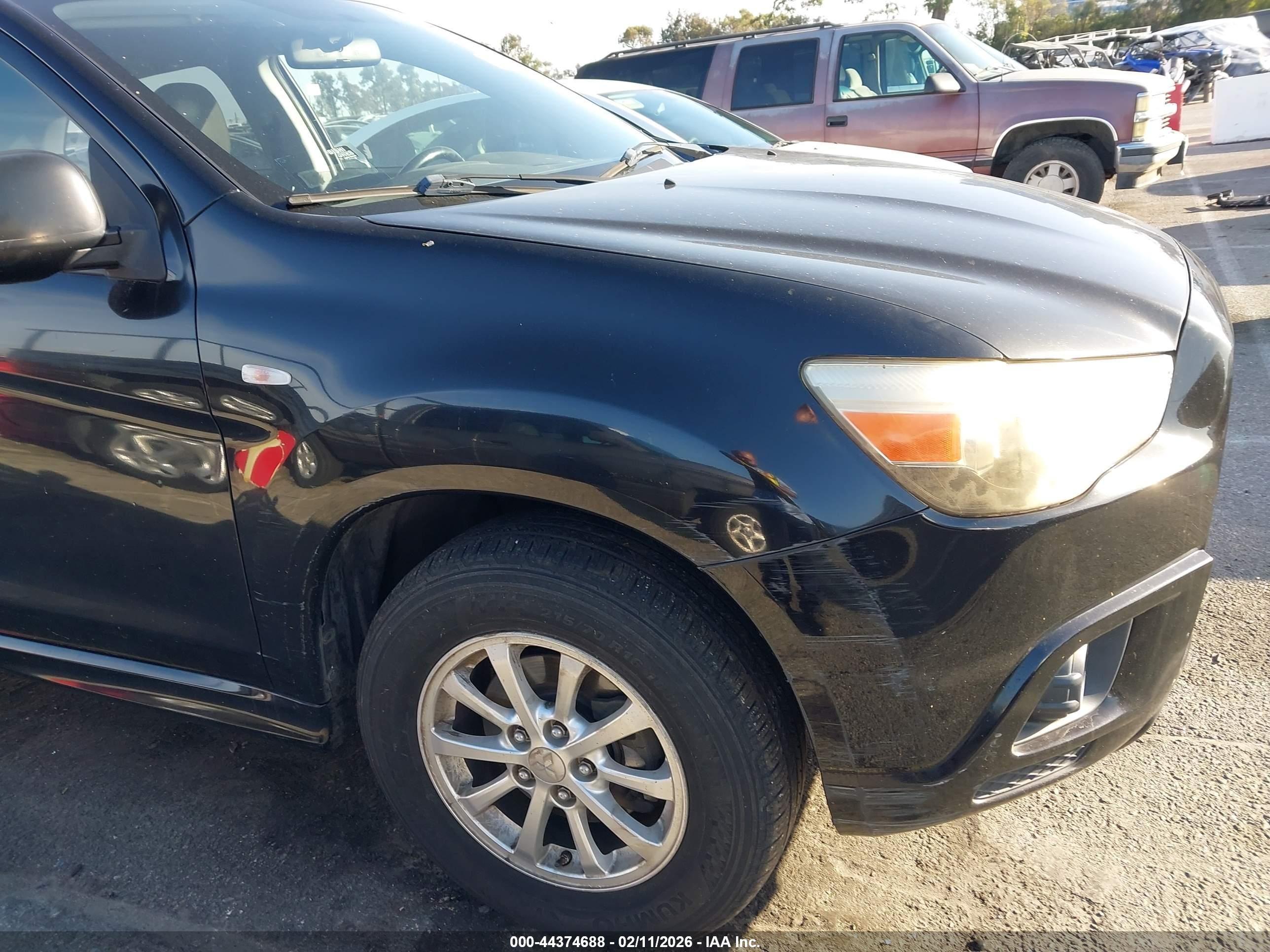 MITSUBISHI OUTLANDER image 6