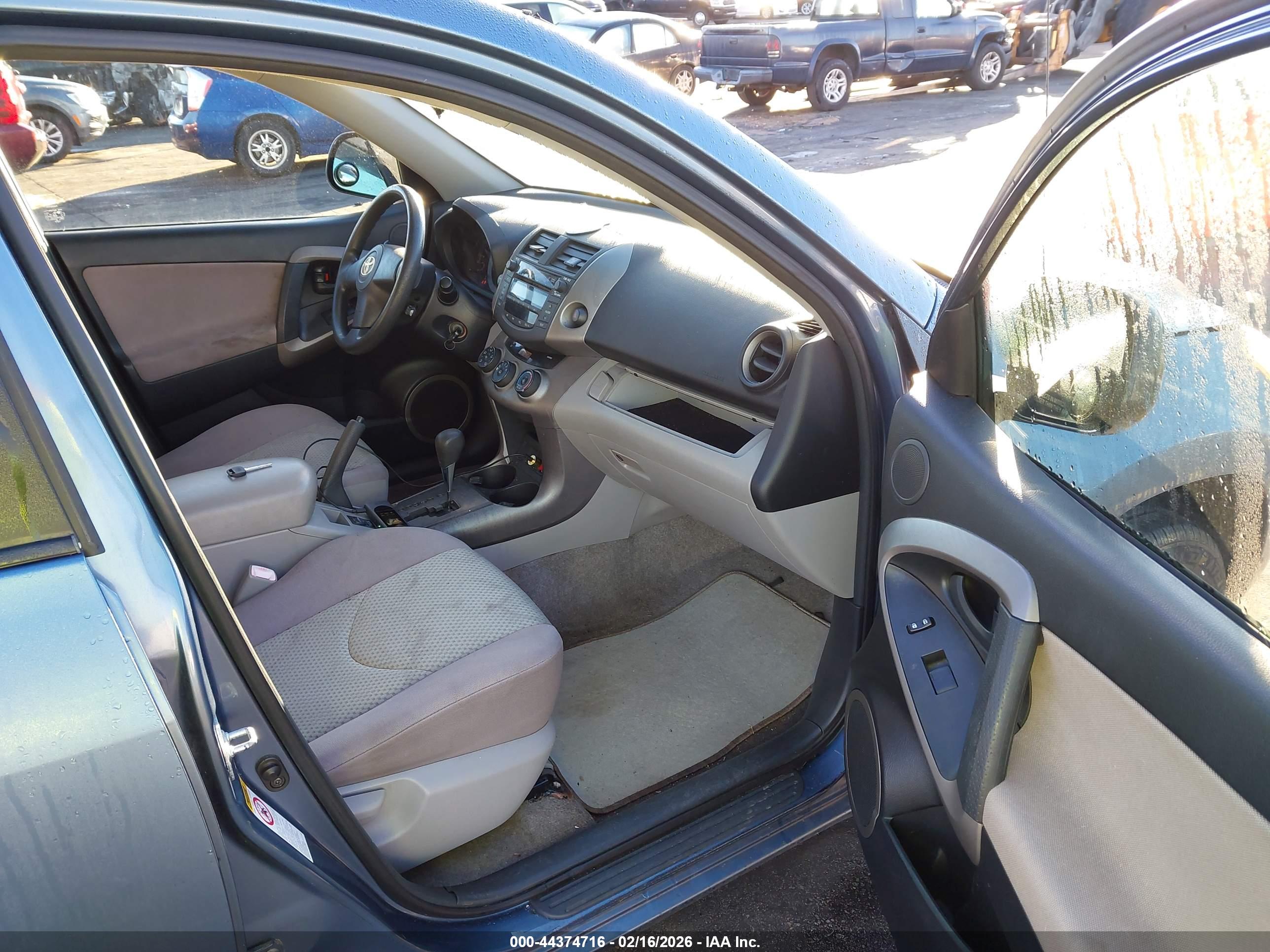 TOYOTA RAV4 image 5
